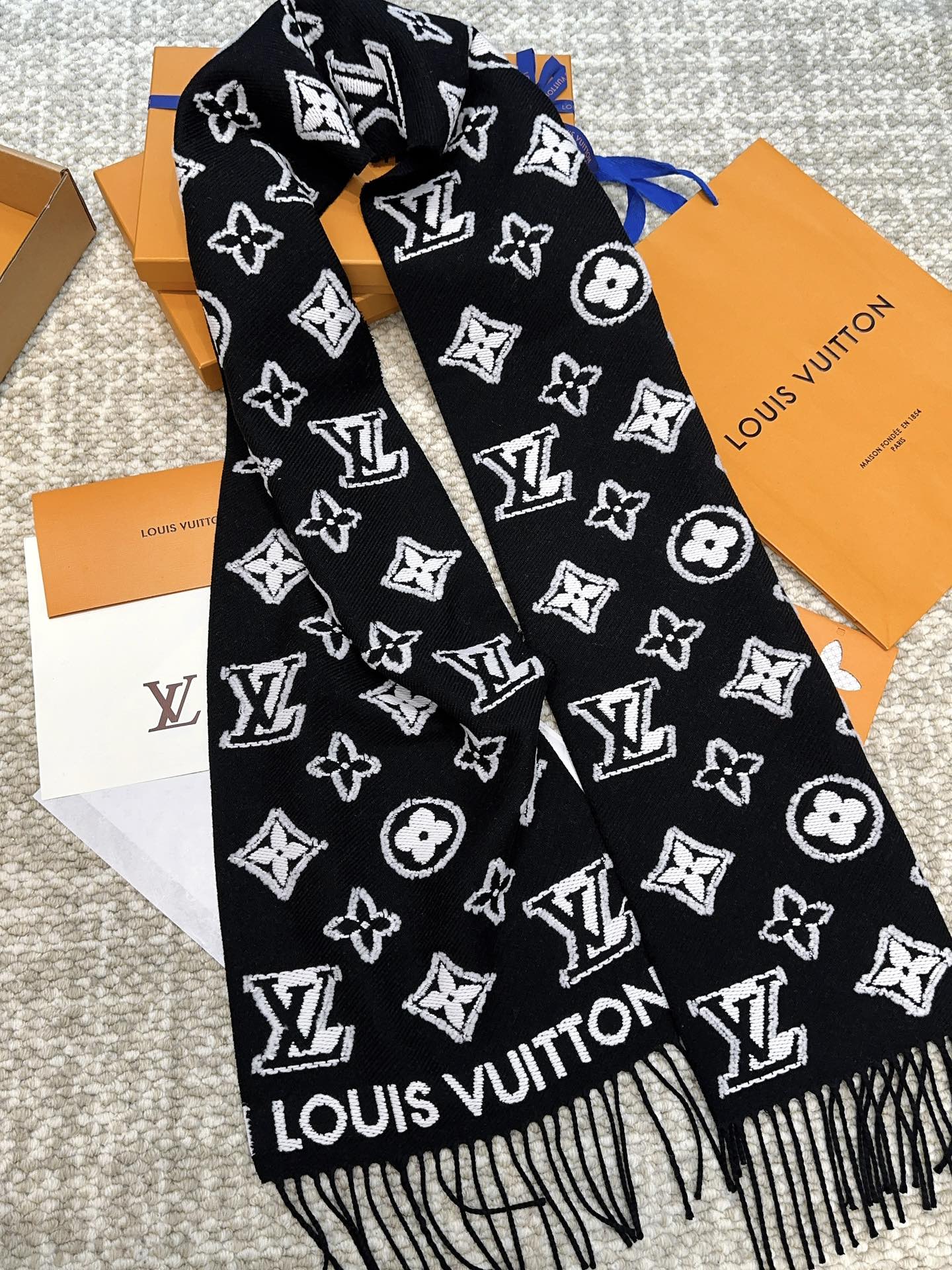 路L家- 2024 MONOGRAM圖騰圍巾 34*200