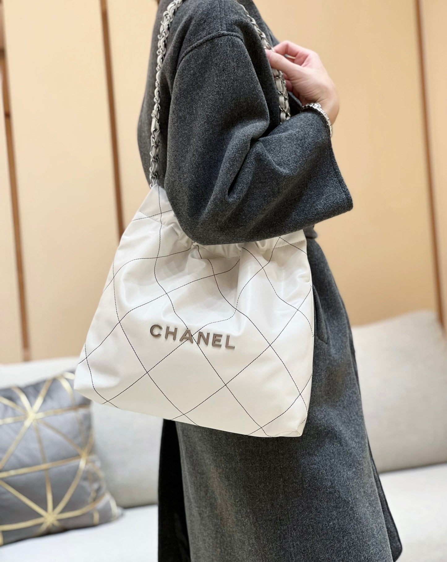 小香家-2023早春度假系列 22Bag 小號 白色配黑線 上身圖