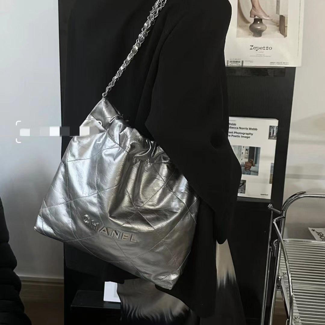 小香家-2023春夏新款 22BAG 小號 銀色 上身圖