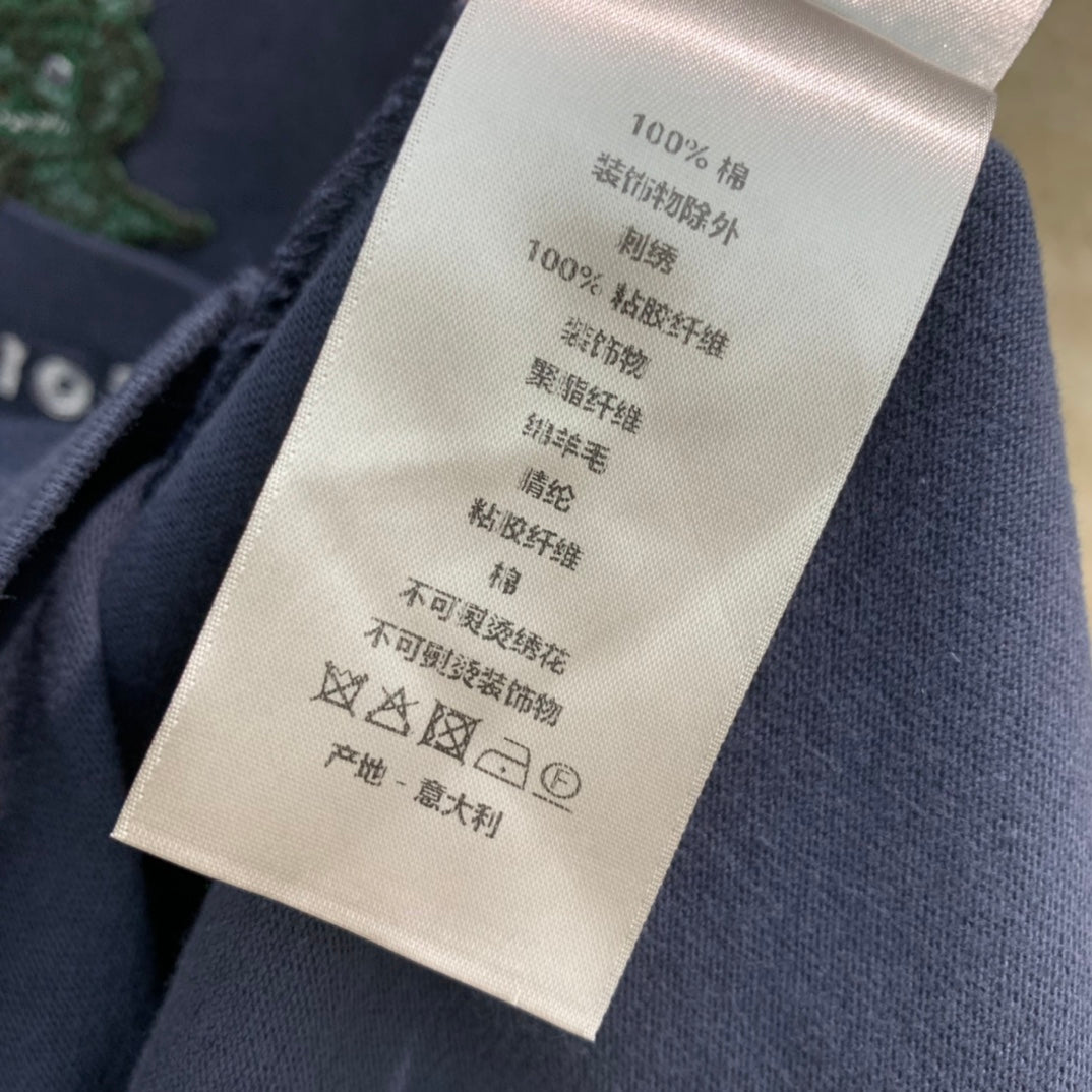 迪D家-2403 24SS小恐龍刺繡口袋T 藍色