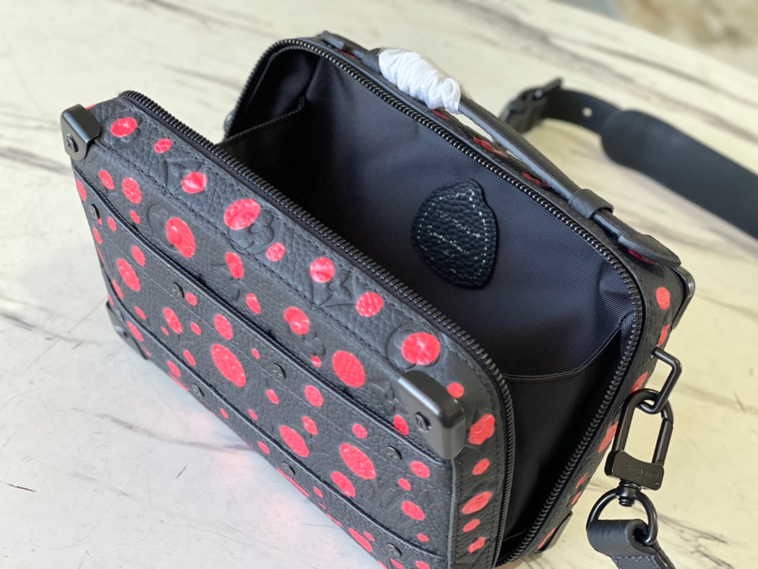 M21677 路L家-Handle Soft Trunk 手袋
