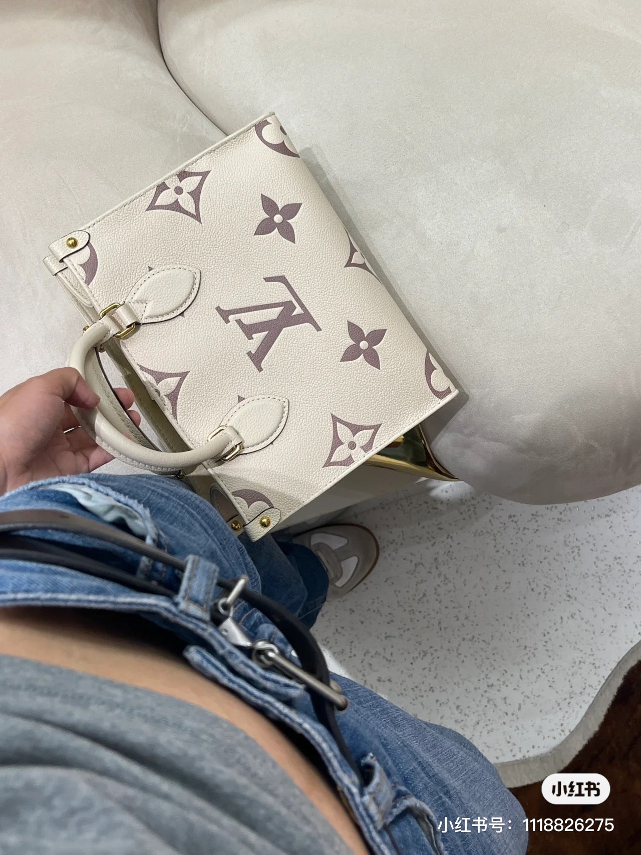 M46833 路L家-OnTheGo PM 托特購物包 白色