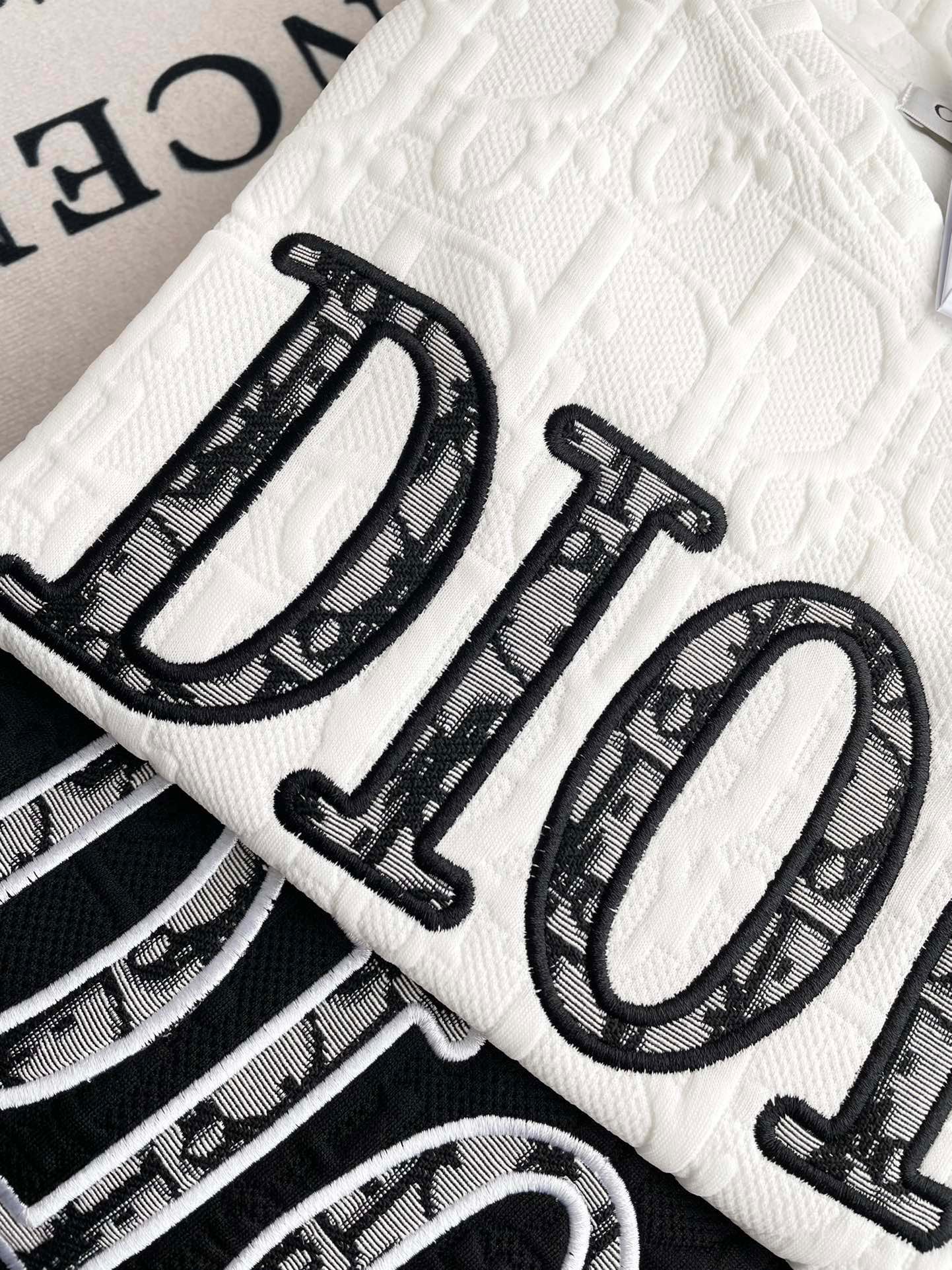 迪D家-2403 春夏新款提花浮雕布料貼佈刺繡字母短袖Tee 白色