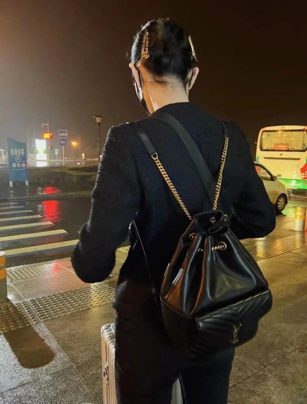 聖Y羅-Joe Backpack 絎縫雙肩包 黑色金扣 29CM 上身圖