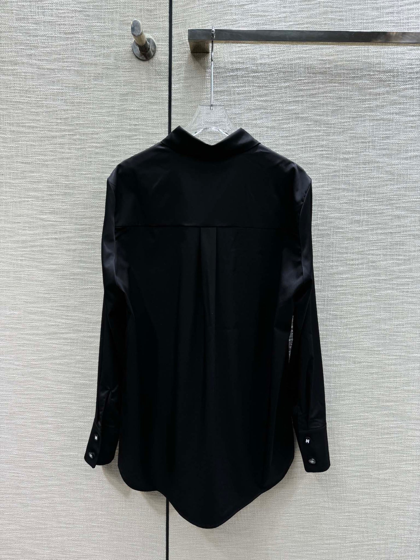 小香家-2403 翻領雙口袋刺繡字母logo襯衫 黑色