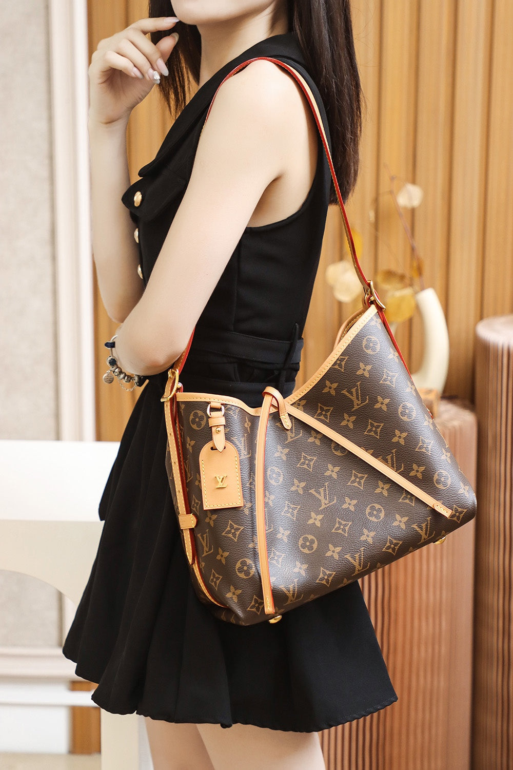 M21460 路L家-CarryAll MM 小號 上身圖