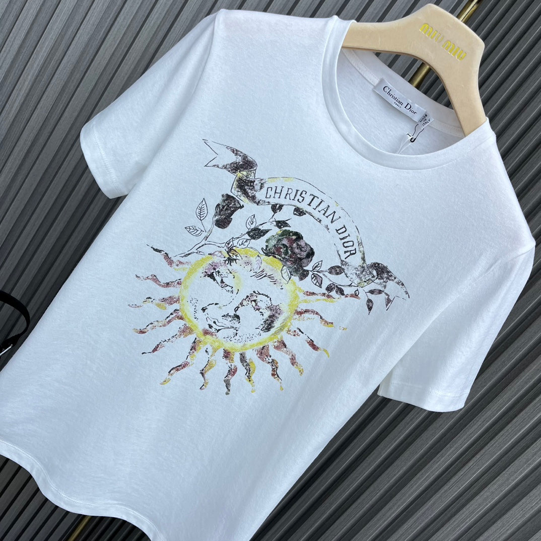 迪D家-2403 24新品上架圓領太陽印花TEE 白色