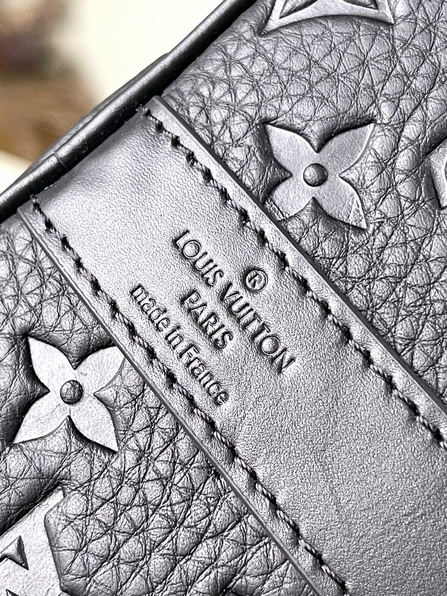 M22765 路L家-Keepall Bandouliere 旅行袋 黑色壓花 男款