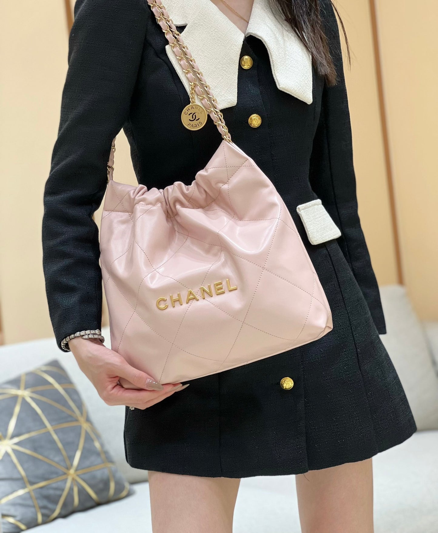 小香家-2023春夏新款 22BAG 小號 淡粉色 上身圖