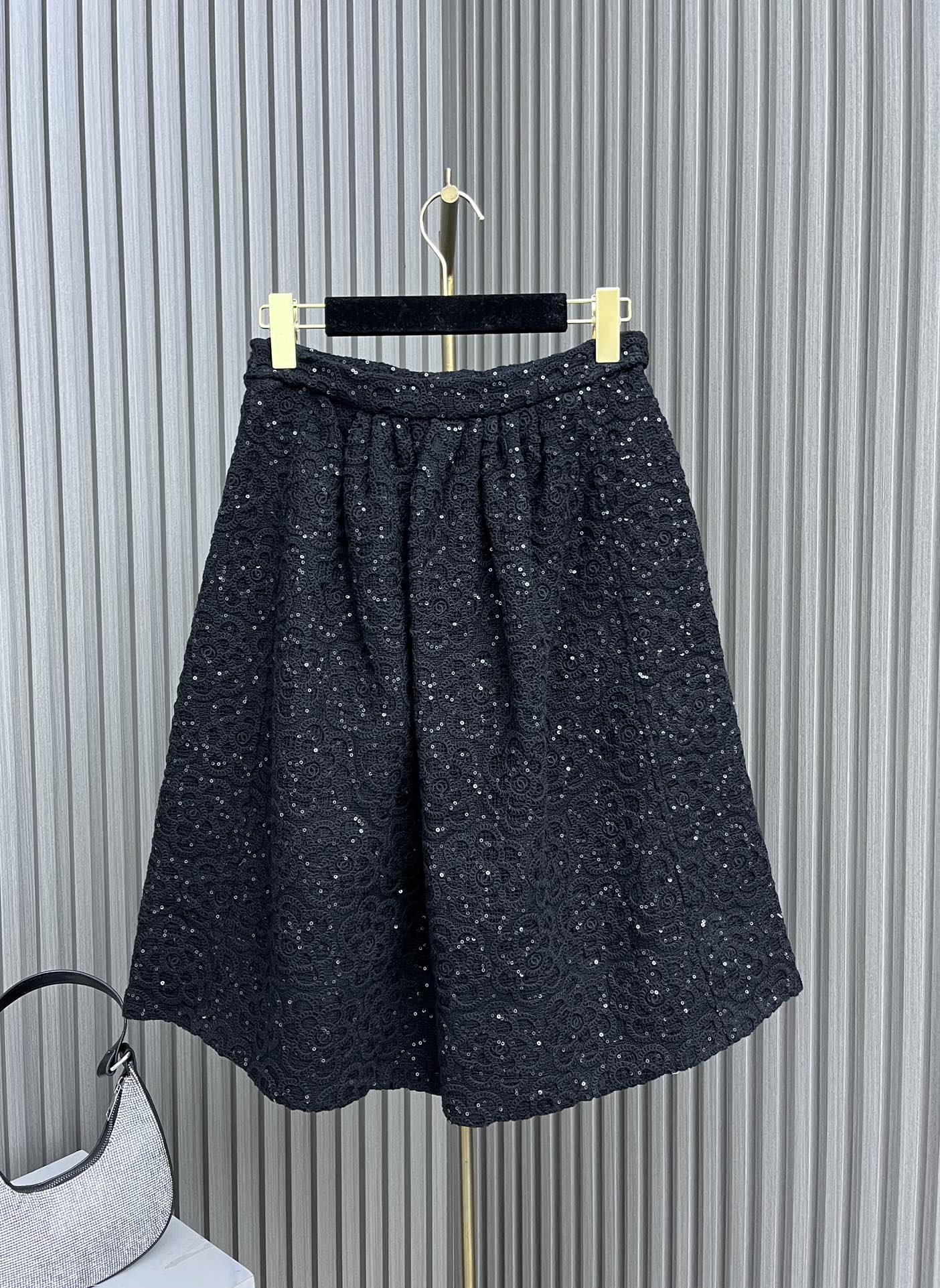 小香家-2403 24新品上架重工珠片繡花短款套裝 黑色