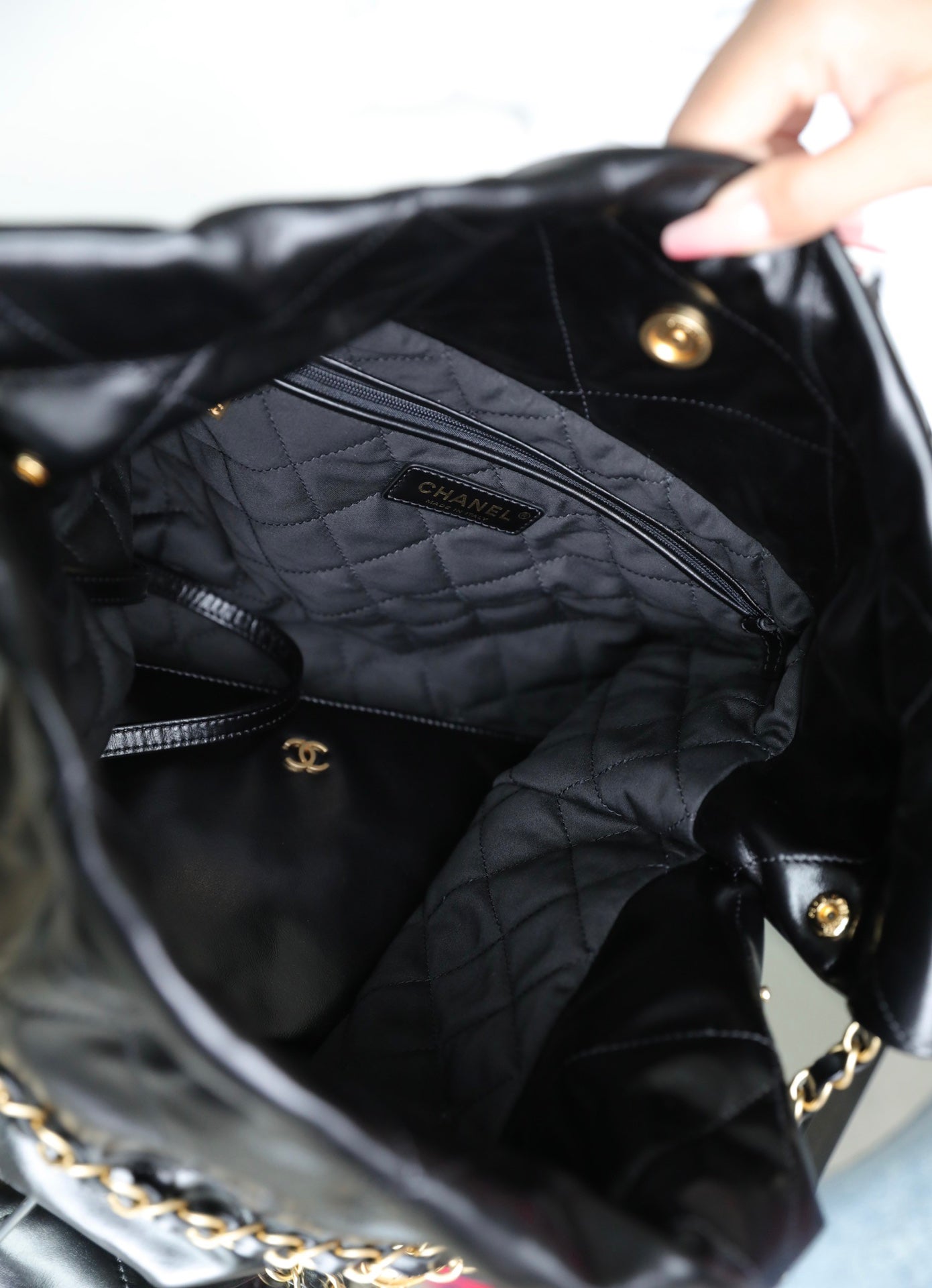 小香家-22S 22Bag 亮面小牛皮中號 黑色金扣