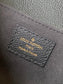 M46595 路L家-Pochette Métis East West 黑色