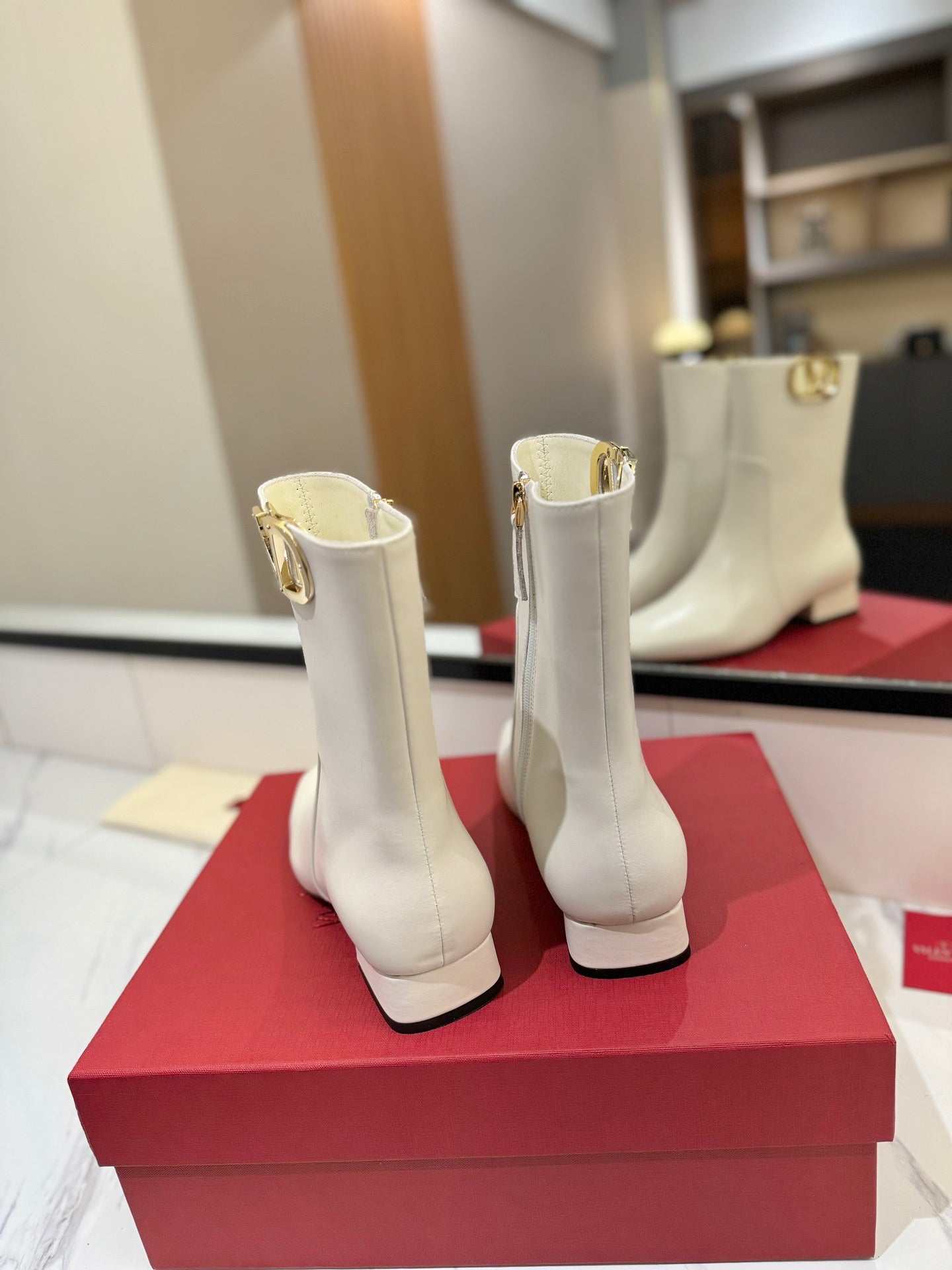 范倫V-2024 牛皮短靴 白色