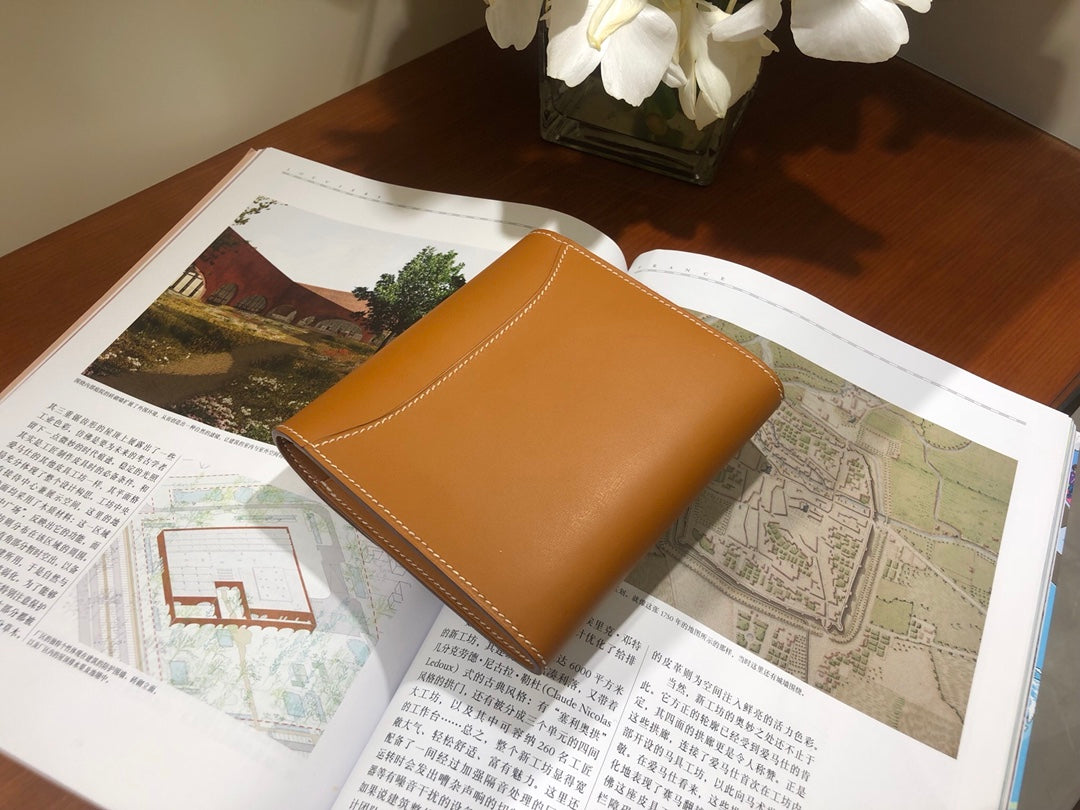 小愛款-Constance 短款錢包 box皮 駝色 金扣