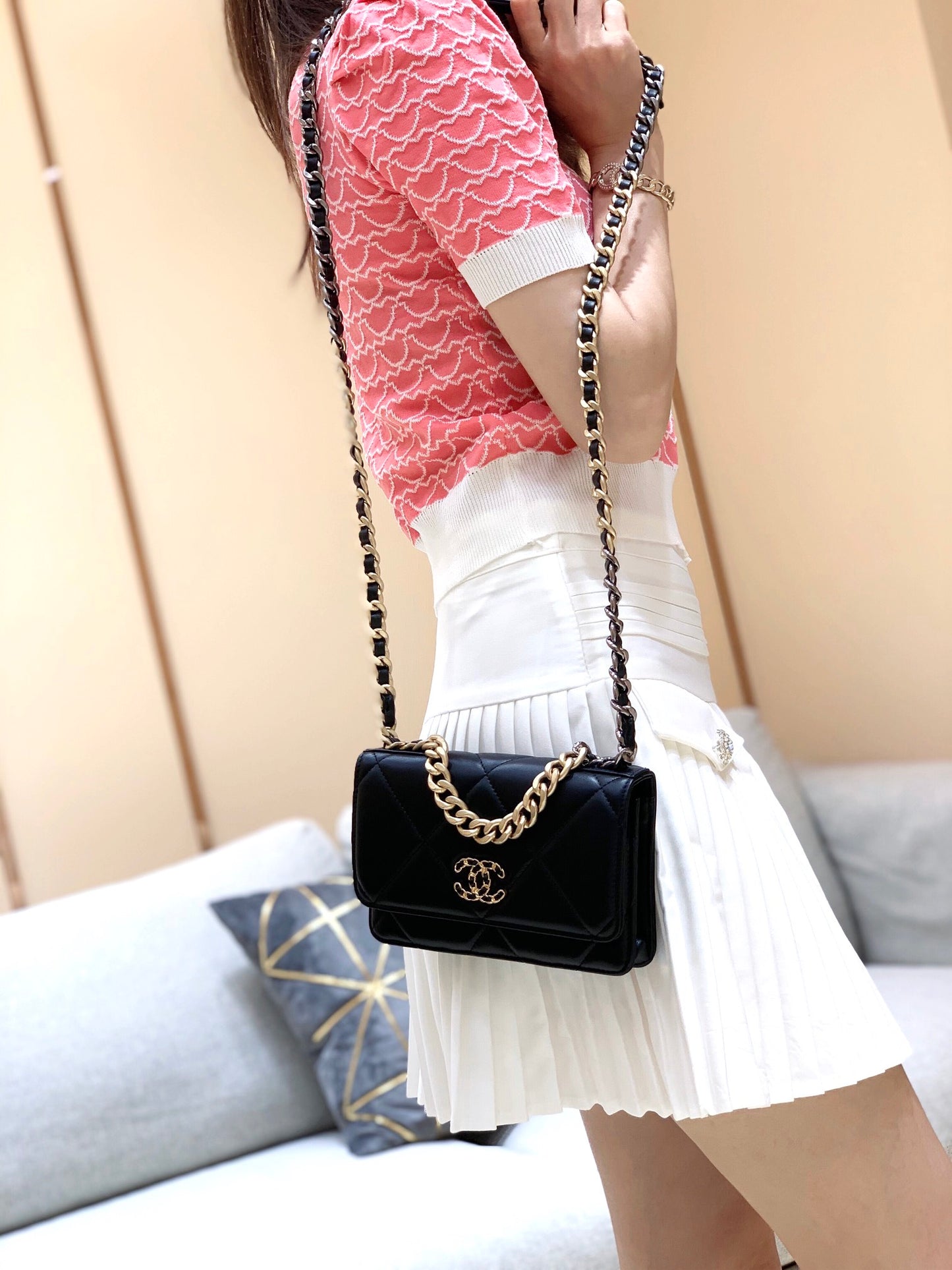 小香家-Chanel 19經典Logo菱格粒紋Woc手拿包/斜背包 黑色