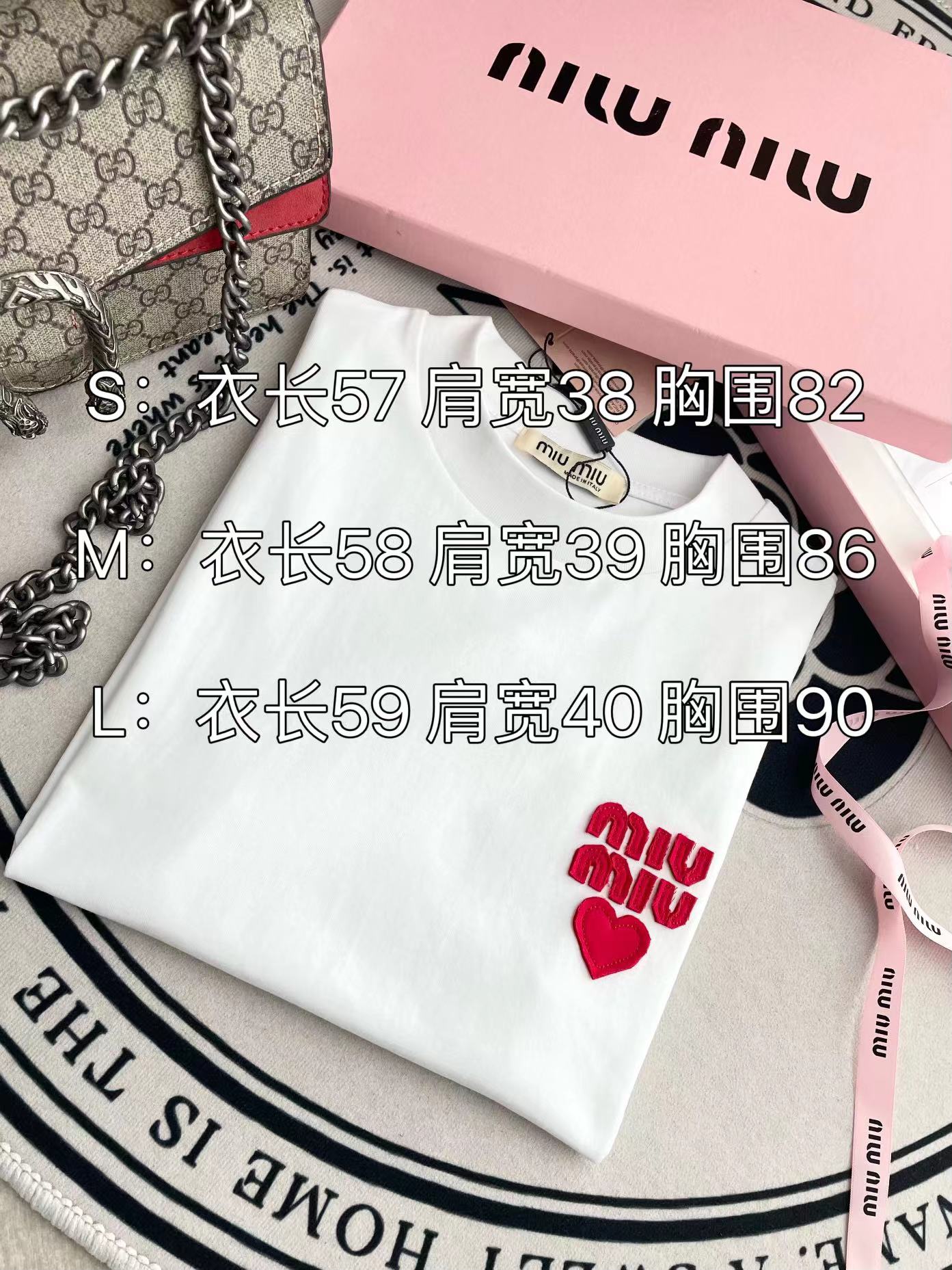 穆M家-2404  貼布紅色字母簡約短袖Tee