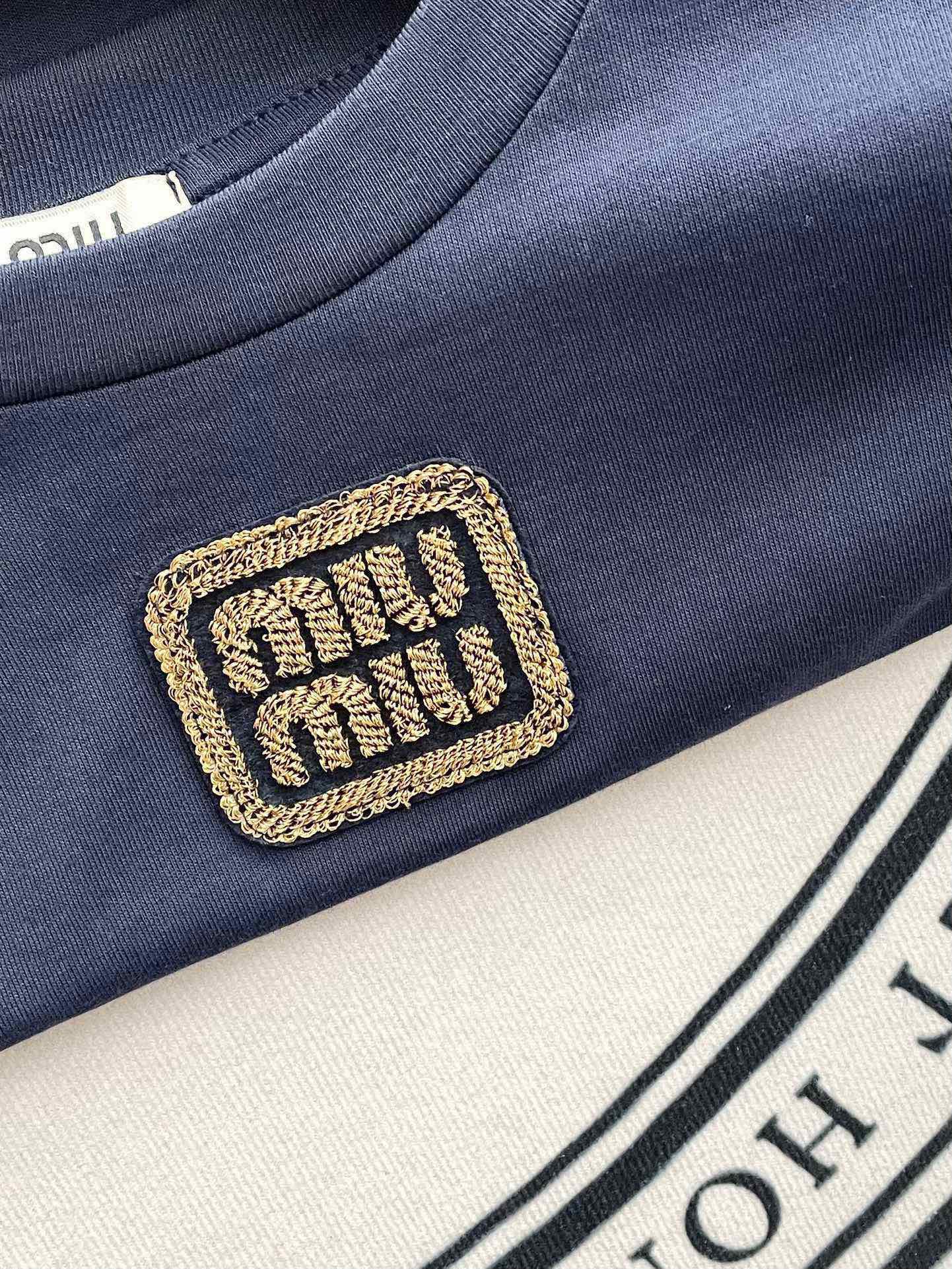 穆Ｍ家-2404 短款刺繡短袖Tee