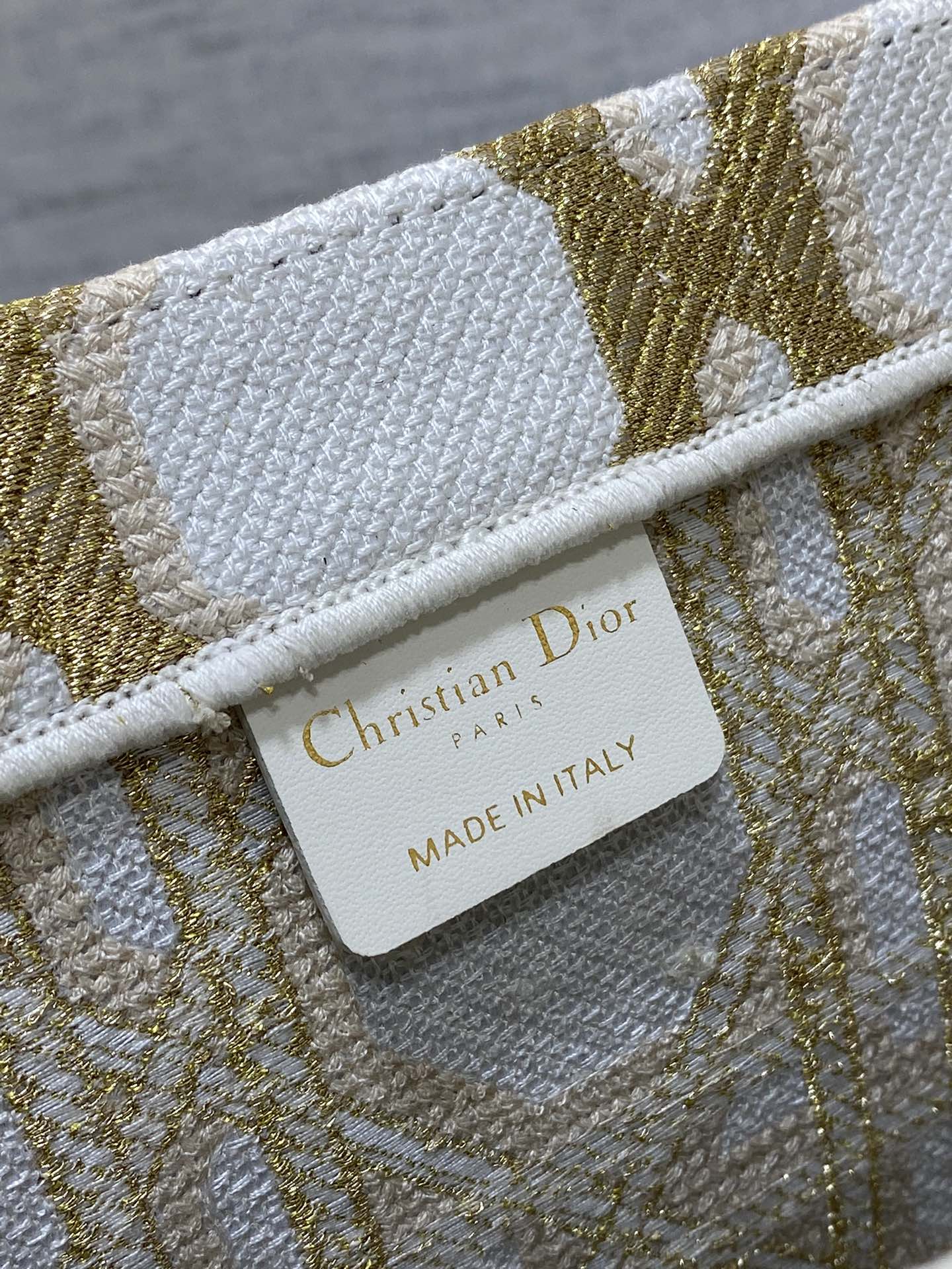 迪D家-2024春夏系列 Book Tote  經典的菱形格 白金色 大號