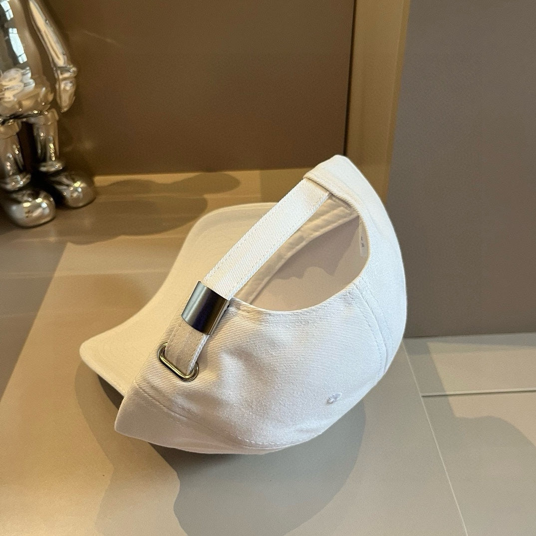 穆M家-刺繡字母百搭棒球帽 男女同款 白色