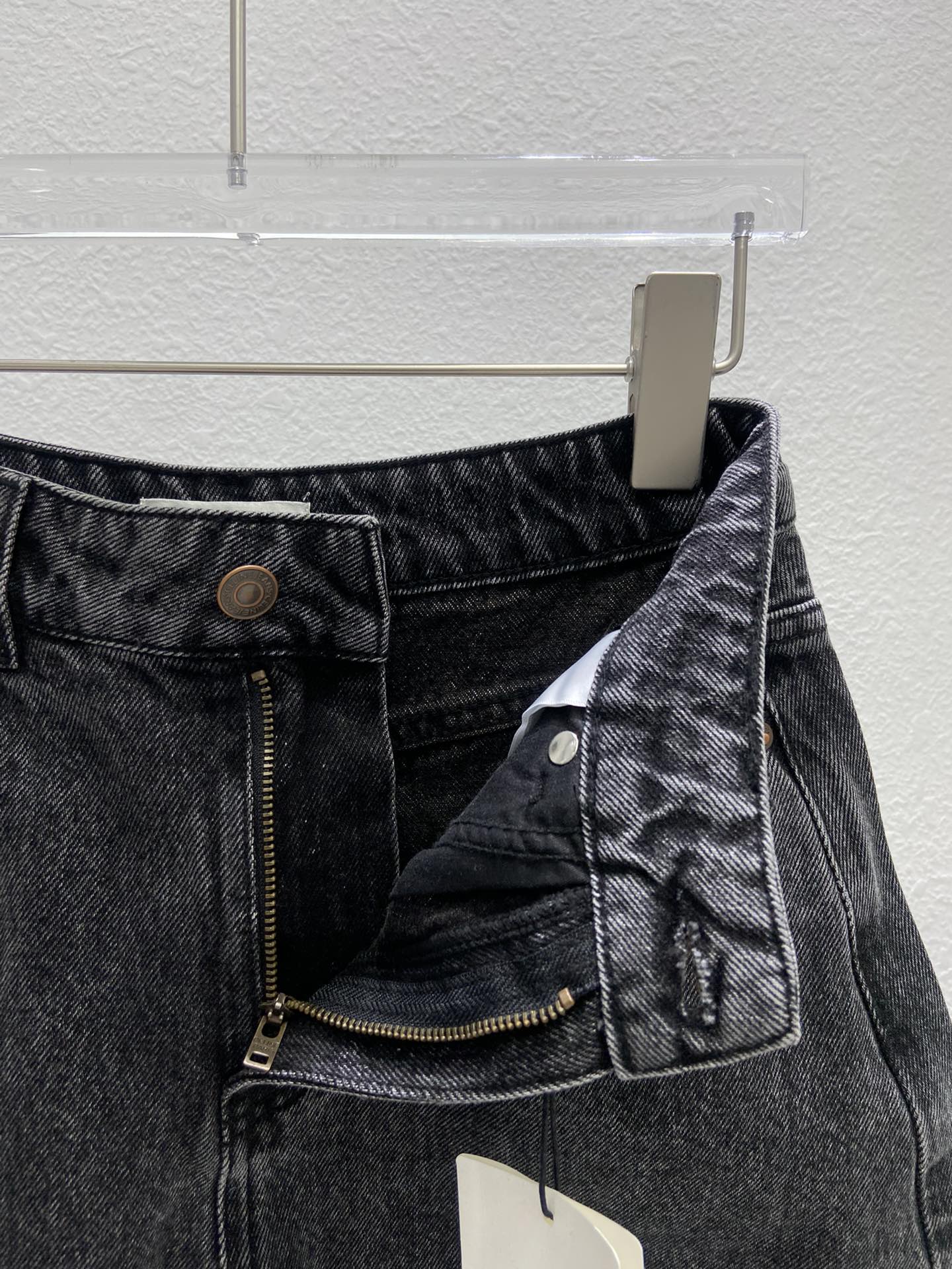 賽C家-2404 後袋刺繡牛仔短褲 黑色
