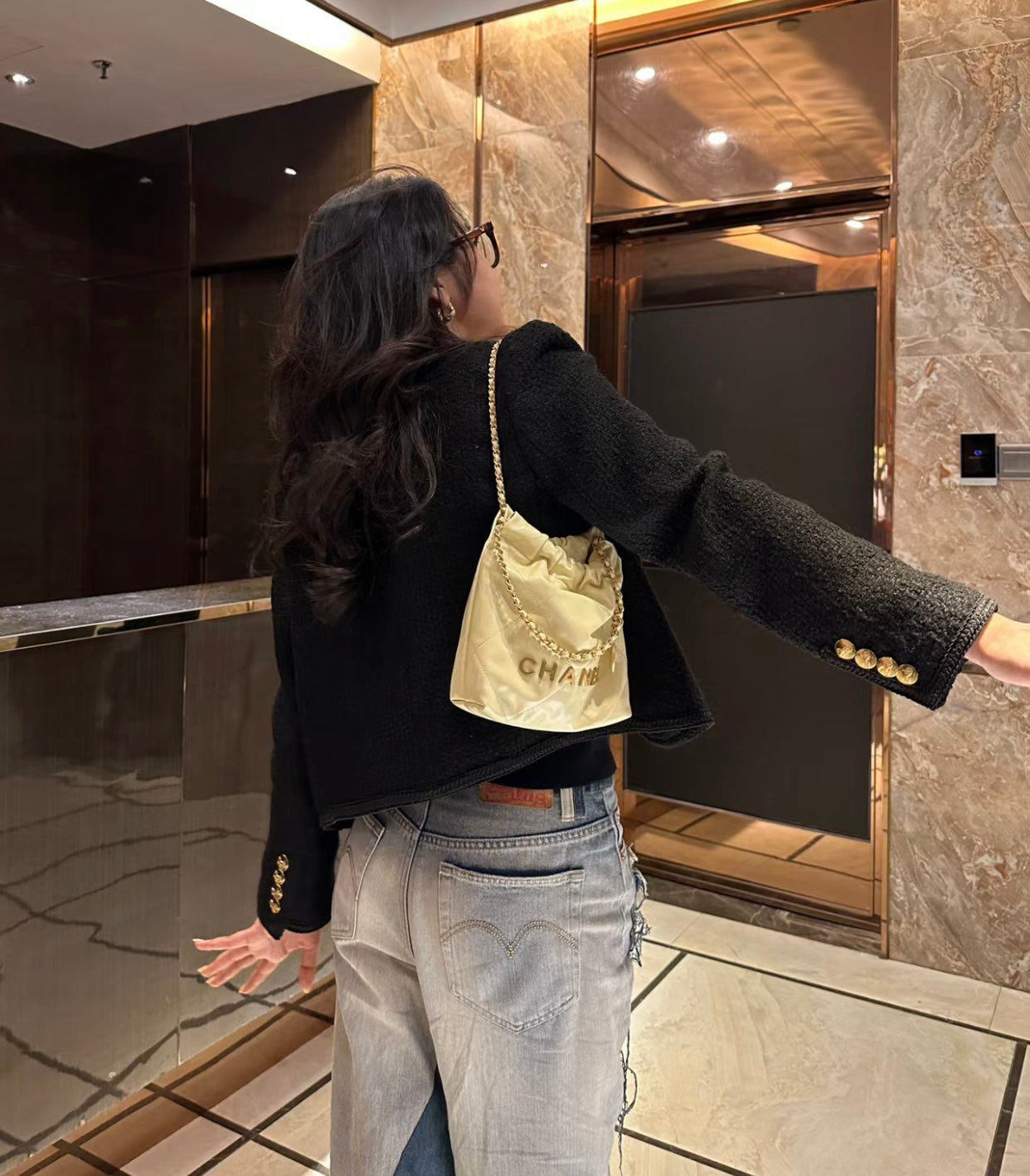 小香家-2023春夏新款 22BAG Mini 小雞黃 上身圖