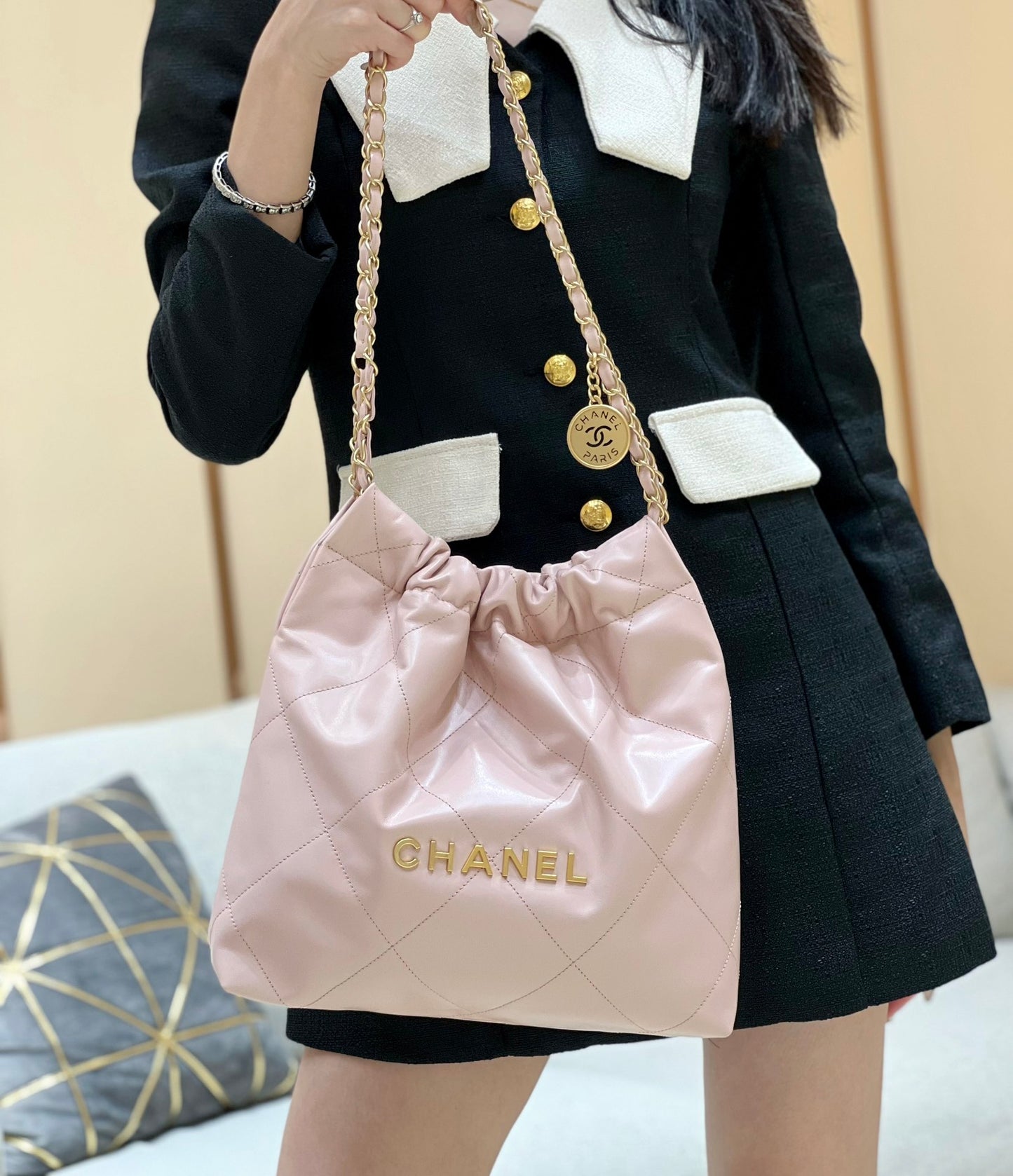 小香家-2023春夏新款 22BAG 小號 淡粉色 上身圖