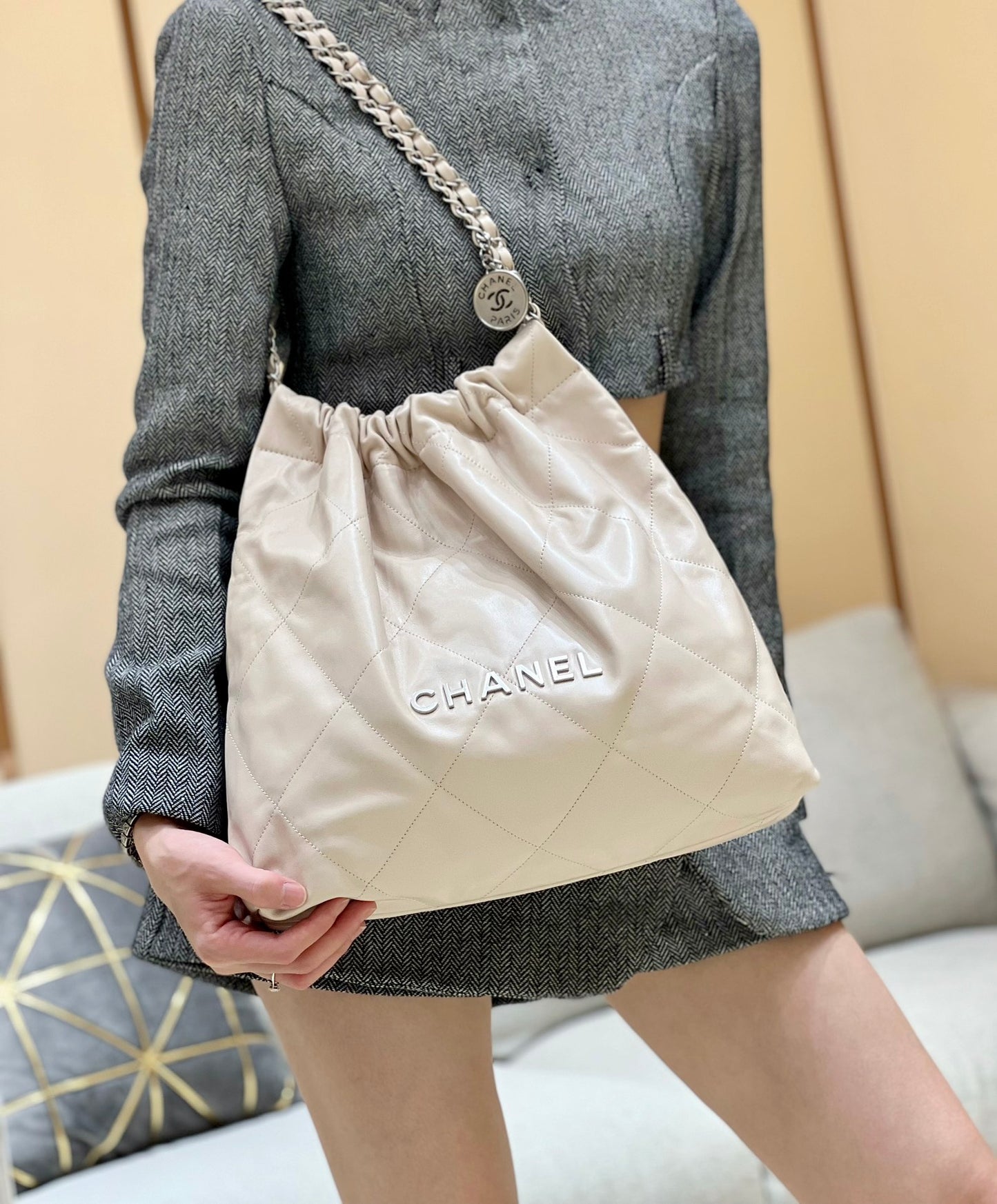 小香家-2023春夏新款 22BAG 小號 米白色 上身圖
