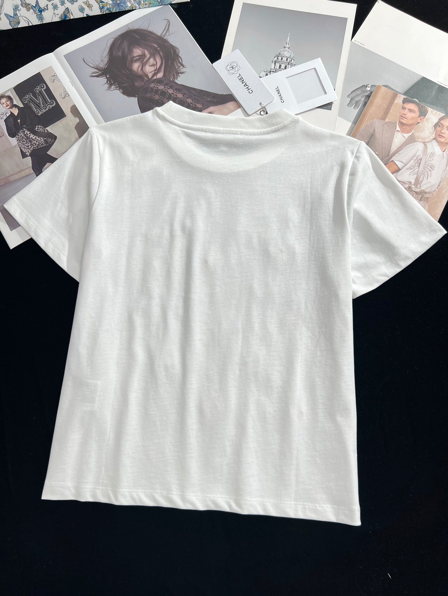 小香家-2403 重工藝定位四葉草珠片圖案藝術圓領純棉TEE 白色