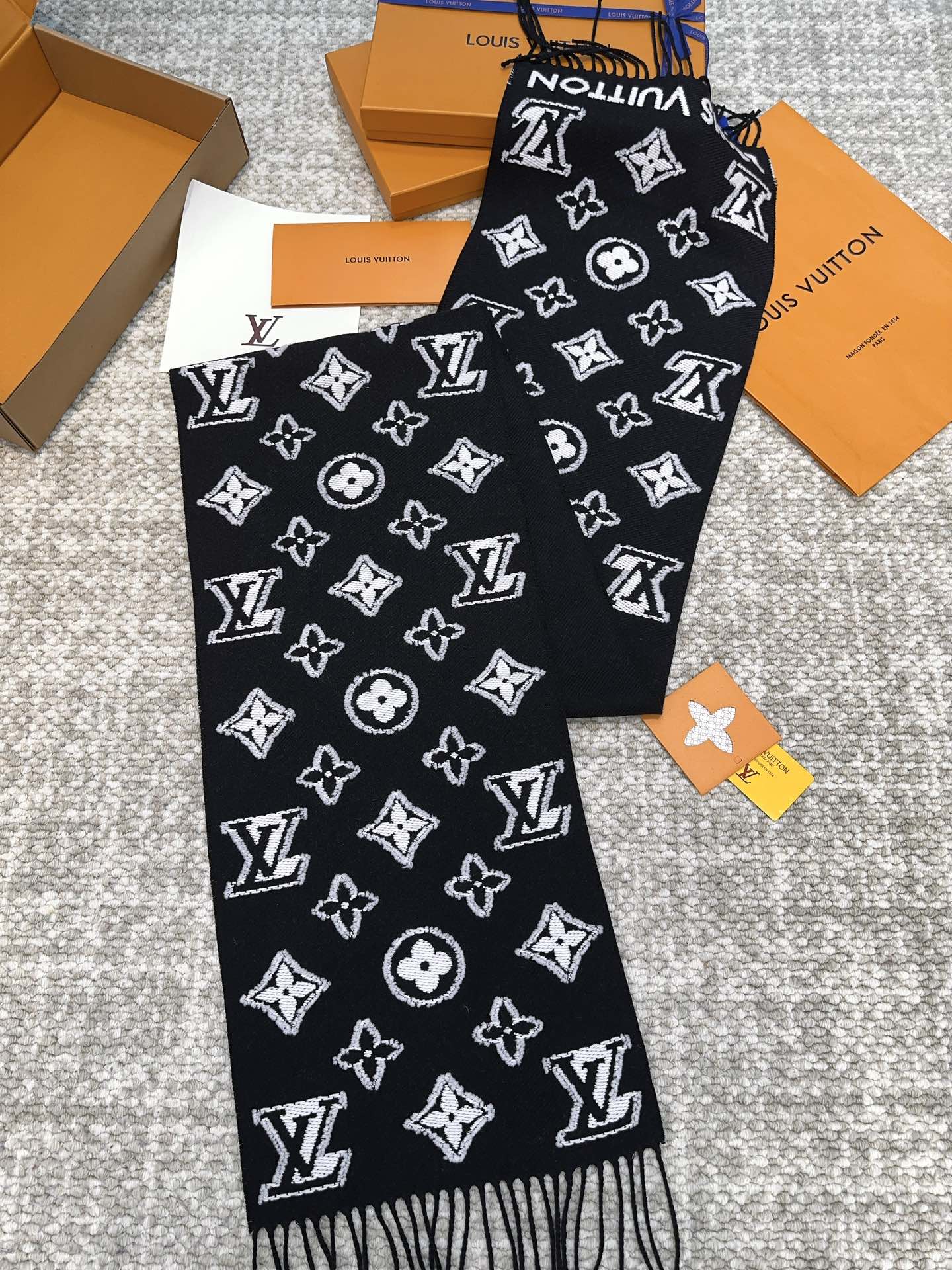 路L家- 2024 MONOGRAM圖騰圍巾 34*200
