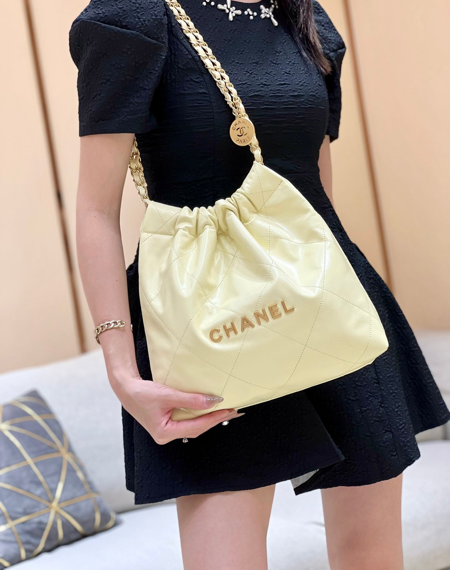 小香家-2023春夏新款 22BAG 小號 小雞黃 上身圖