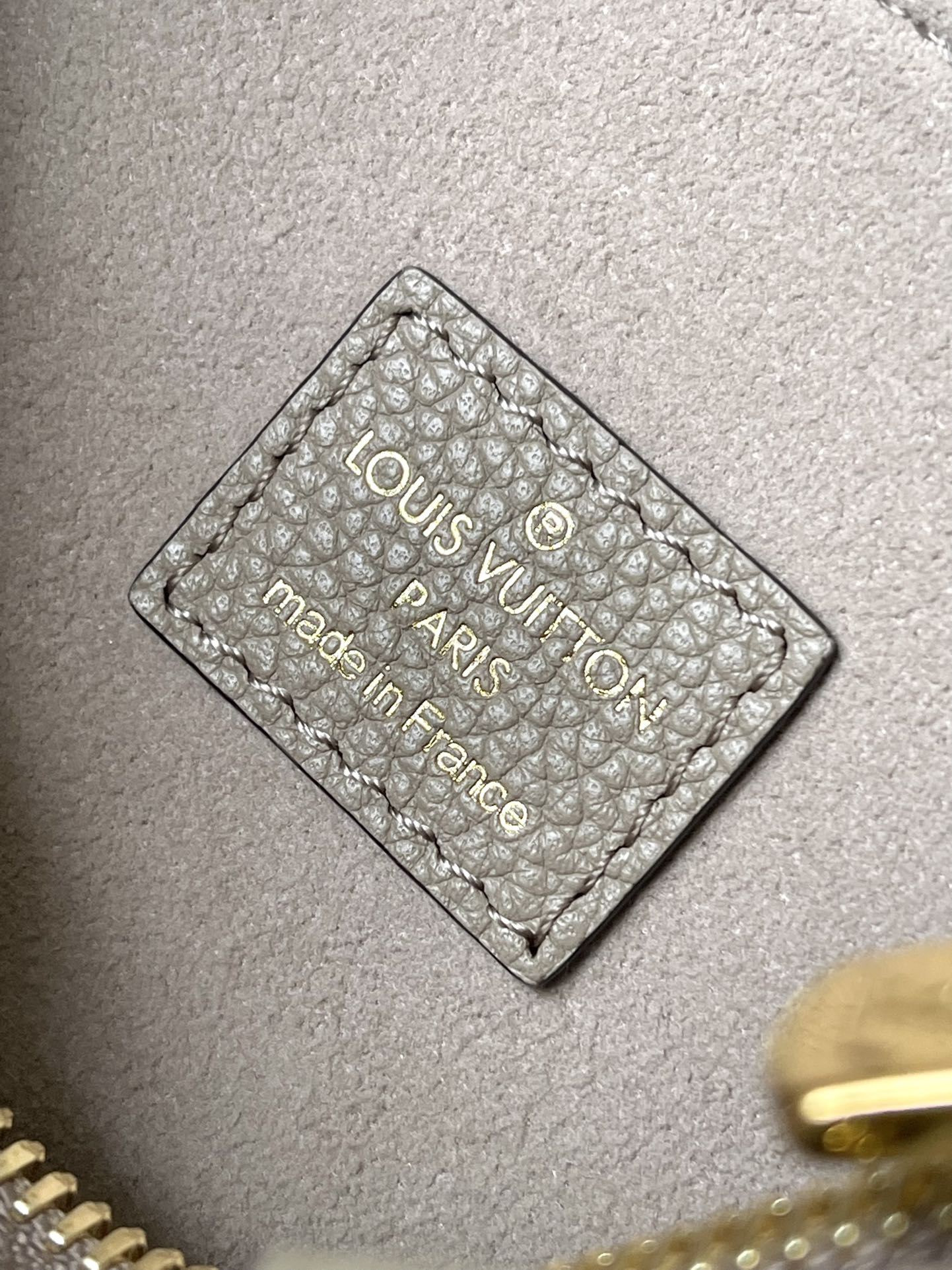 M82890 路L家-Nano Speedy 斜跨手提包 奶油色