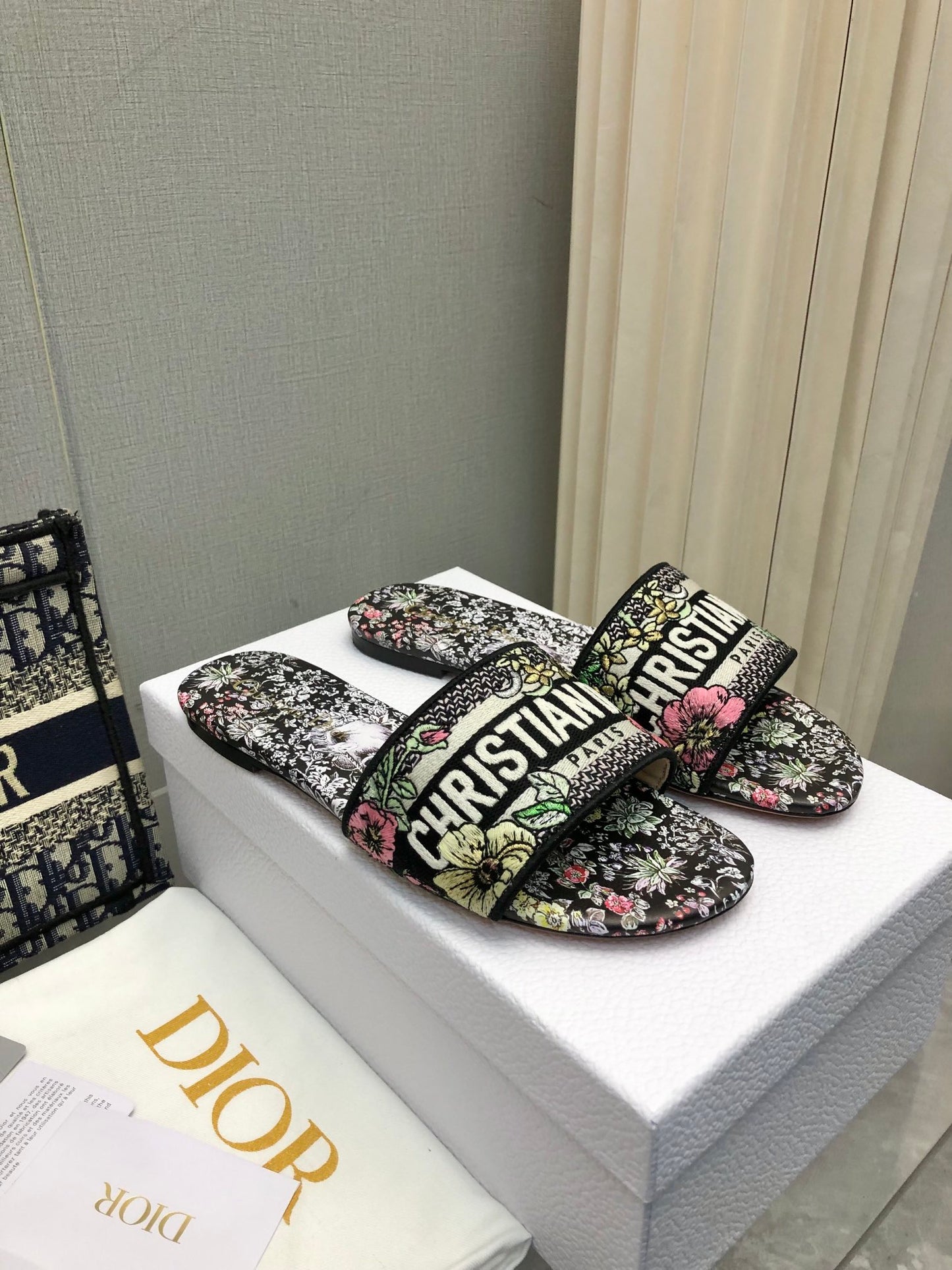 迪D家-2024花刺繡 拖鞋 黑色