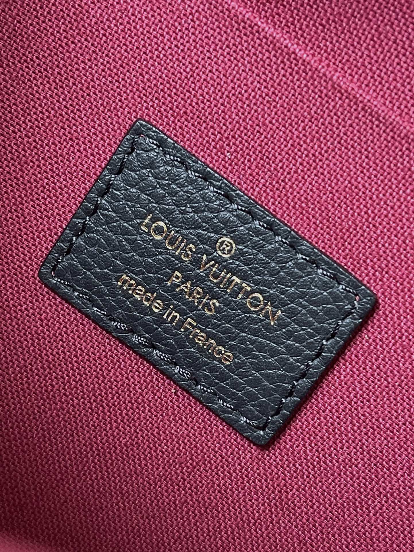 M64064 路L家-Pochette Felicie Empreinte壓紋斜背包 黑色絲網款