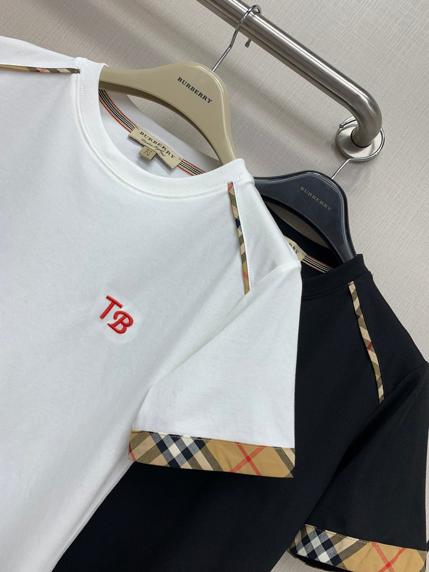 巴B家-2403 新款經典格紋拼繡字母TEE 黑色