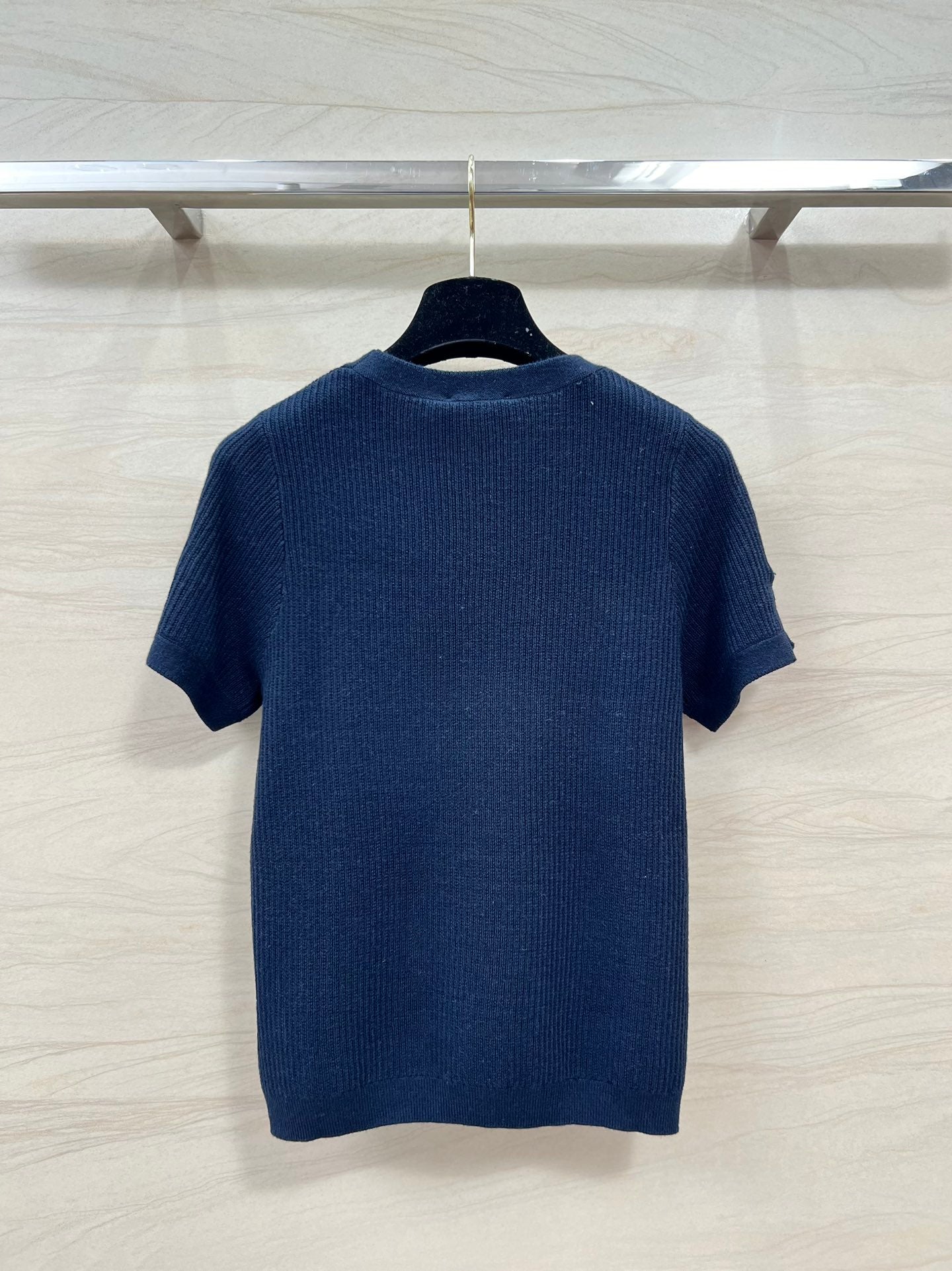 小香家-2403 口袋四葉草刺繡l針織短袖上衣 藍色