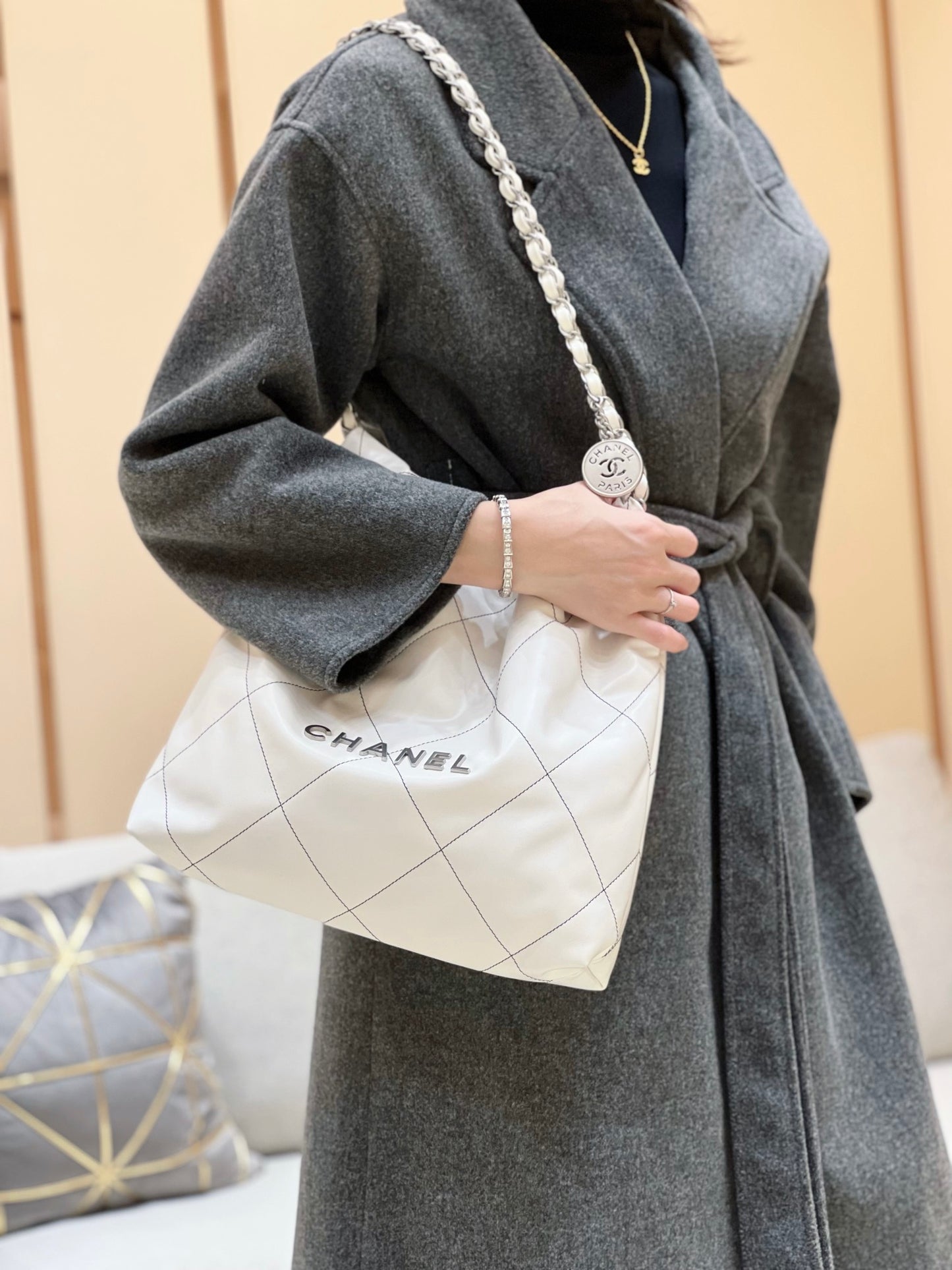 小香家-2023早春度假系列 22Bag 小號 白色配黑線 上身圖