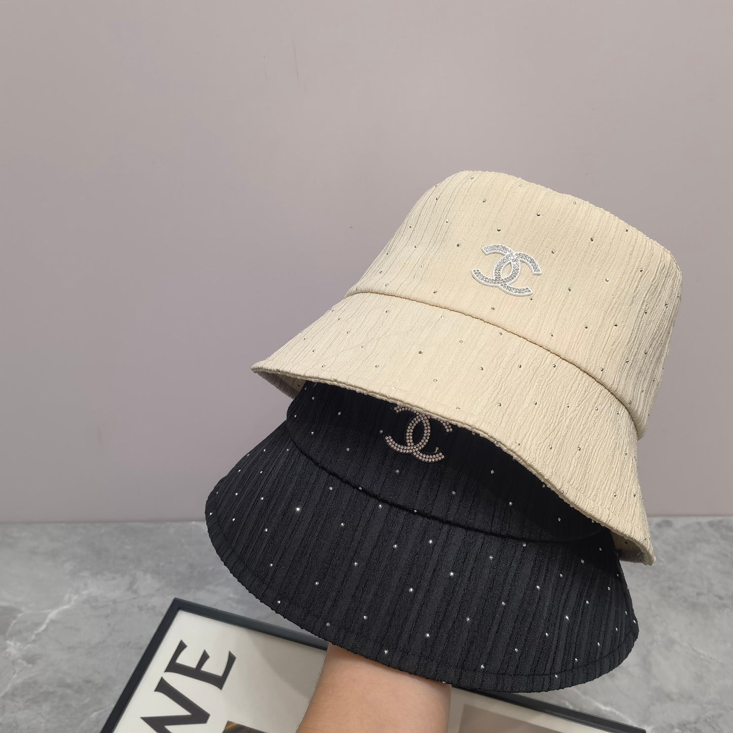小香家-2024新款水鑽Logo漁夫帽