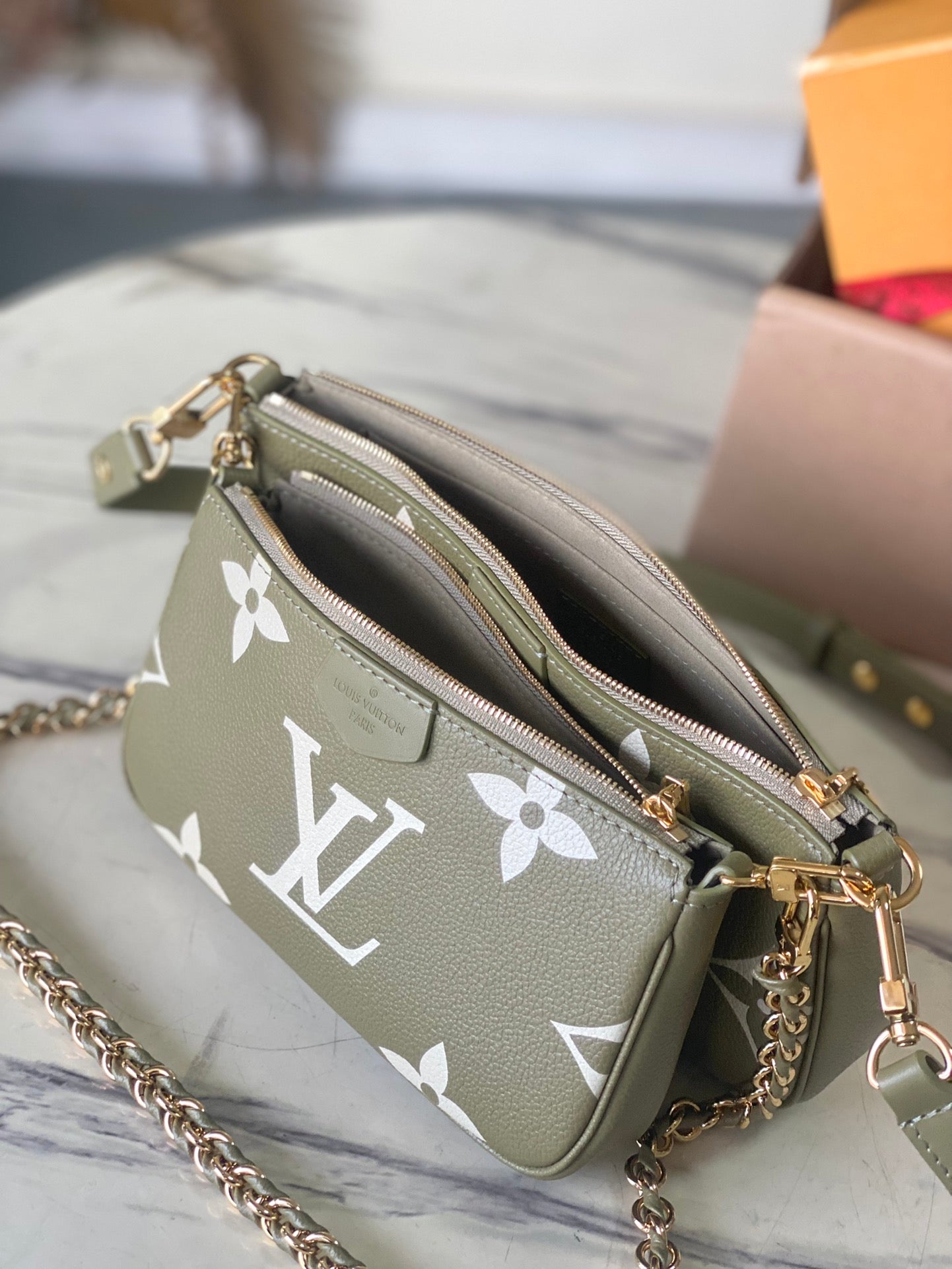M22670 路L家-Multi Pochette Accessoires 肩背包/斜跨包 卡其綠色