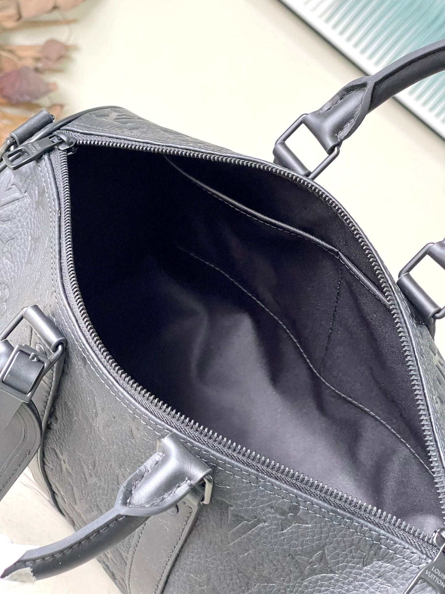 M22765 路L家-Keepall Bandouliere 旅行袋 黑色壓花 男款