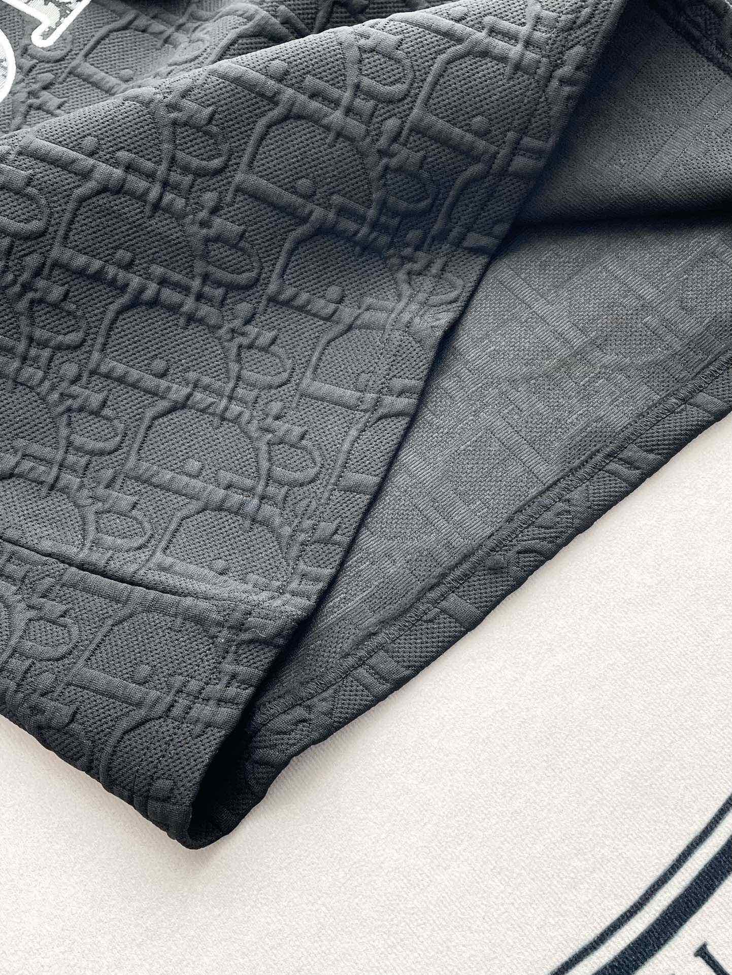 迪D家-2403 春夏新款提花浮雕布料貼佈刺繡字母短袖Tee 黑色