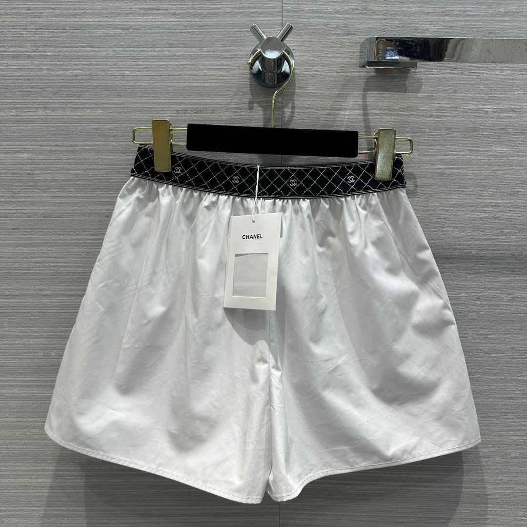 小香家-2403 早春新品coco雙C織帶腰白色小熱褲