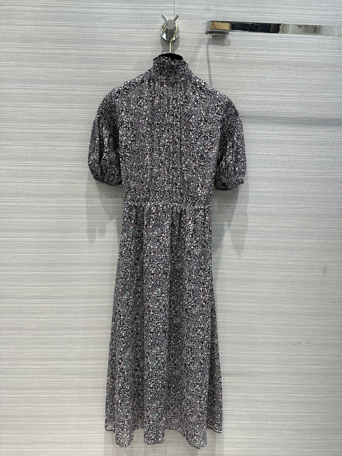 迪D家-2403 24春夏新品赫本風復古抽像元素印花絲質洋裝 黑色