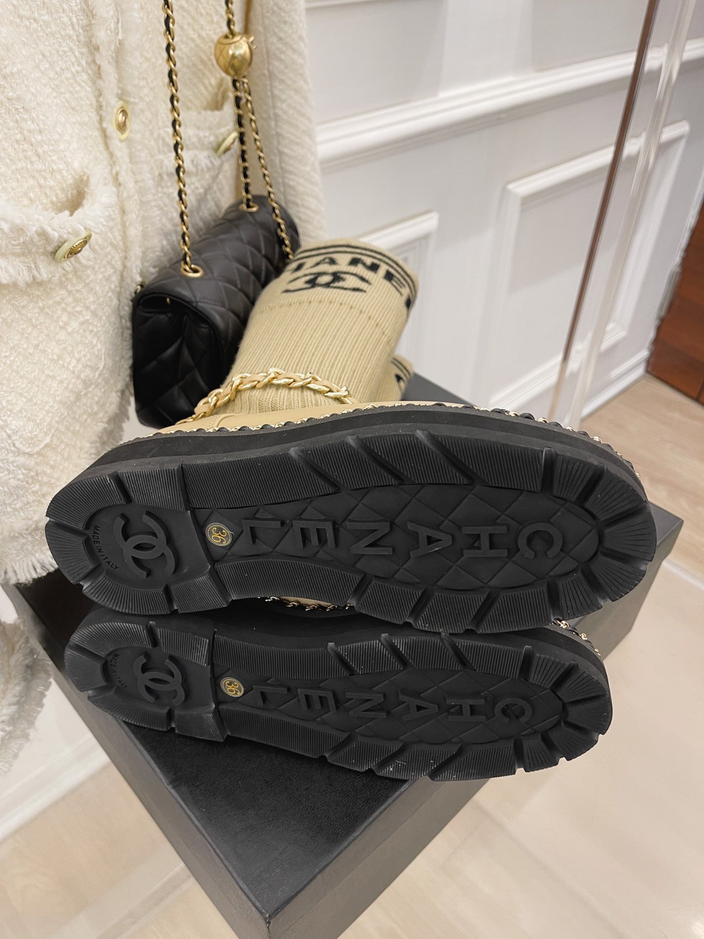 小香家-2023秋冬新款 襪子靴 長襪子皮鞋 練條字母款杏色