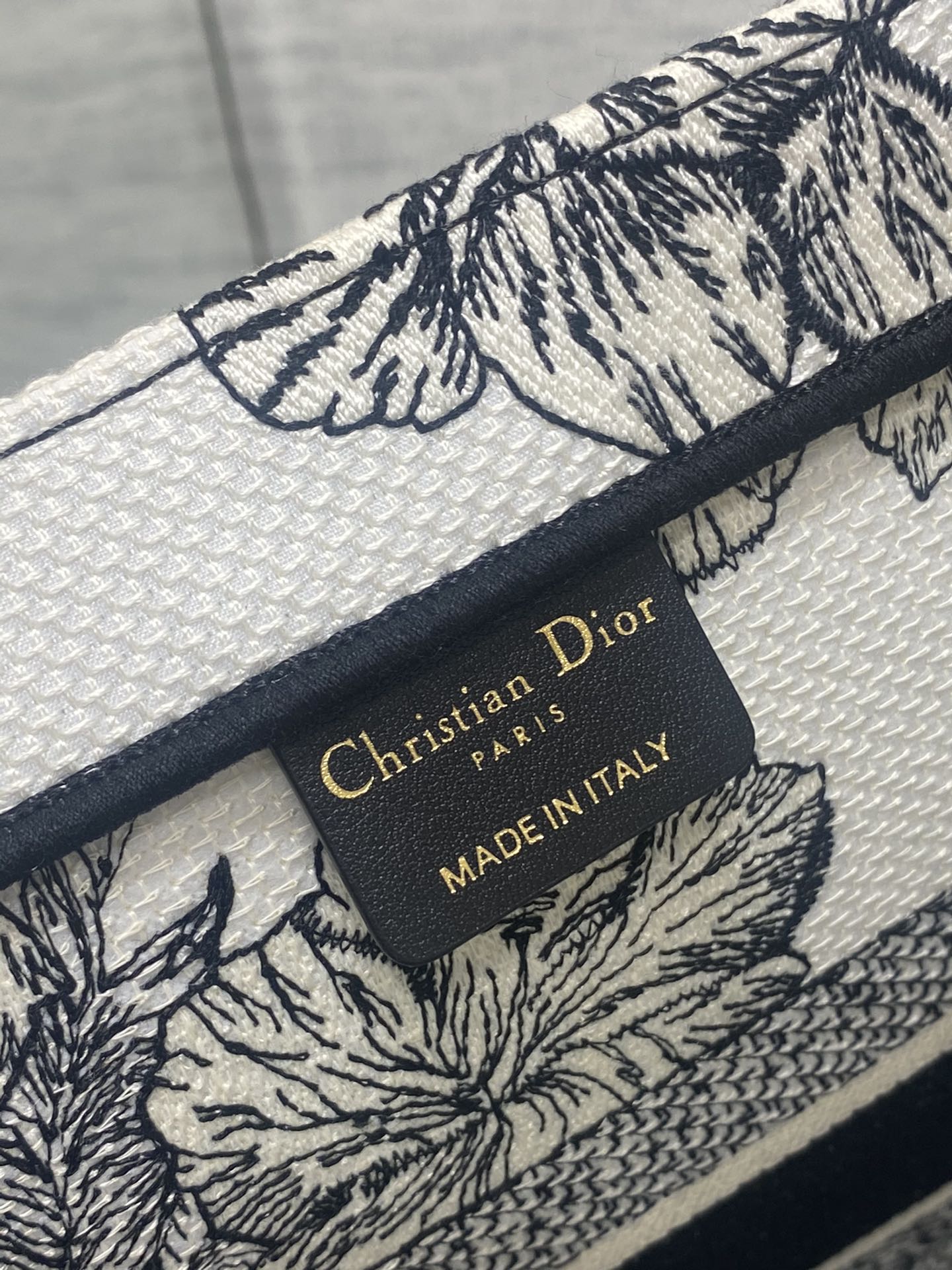 迪D家-Book Tote 2023春夏系列 老虎刺繡 白色 中號