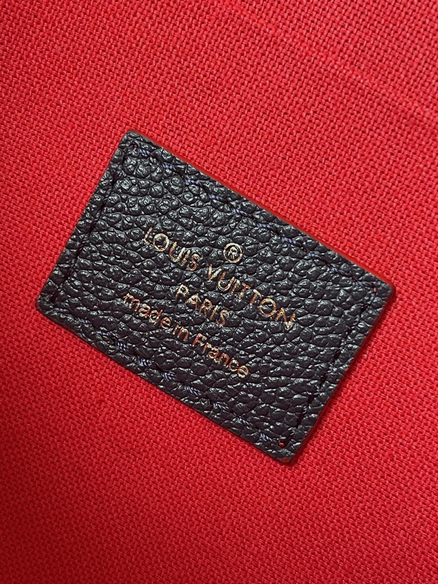 M64099 路L家-Pochette Felicie Empreinte壓紋斜背包 海軍藍