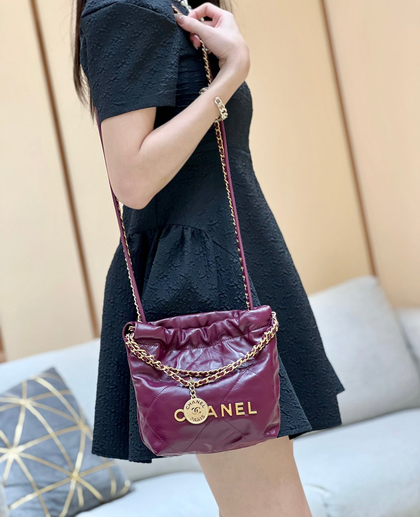 小香家-2023春夏新款 22BAG Mini 酒紅色 上身圖