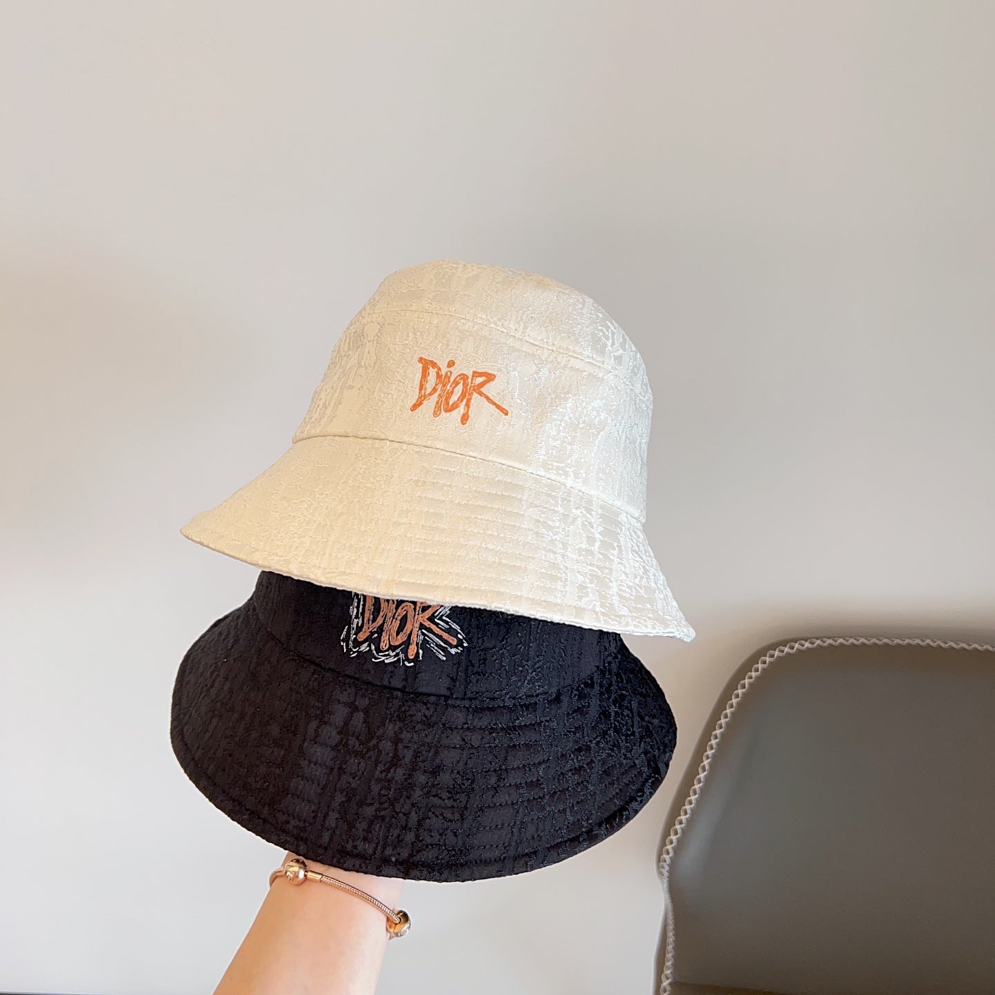 迪D家-LOGO刺繡漁夫帽 白