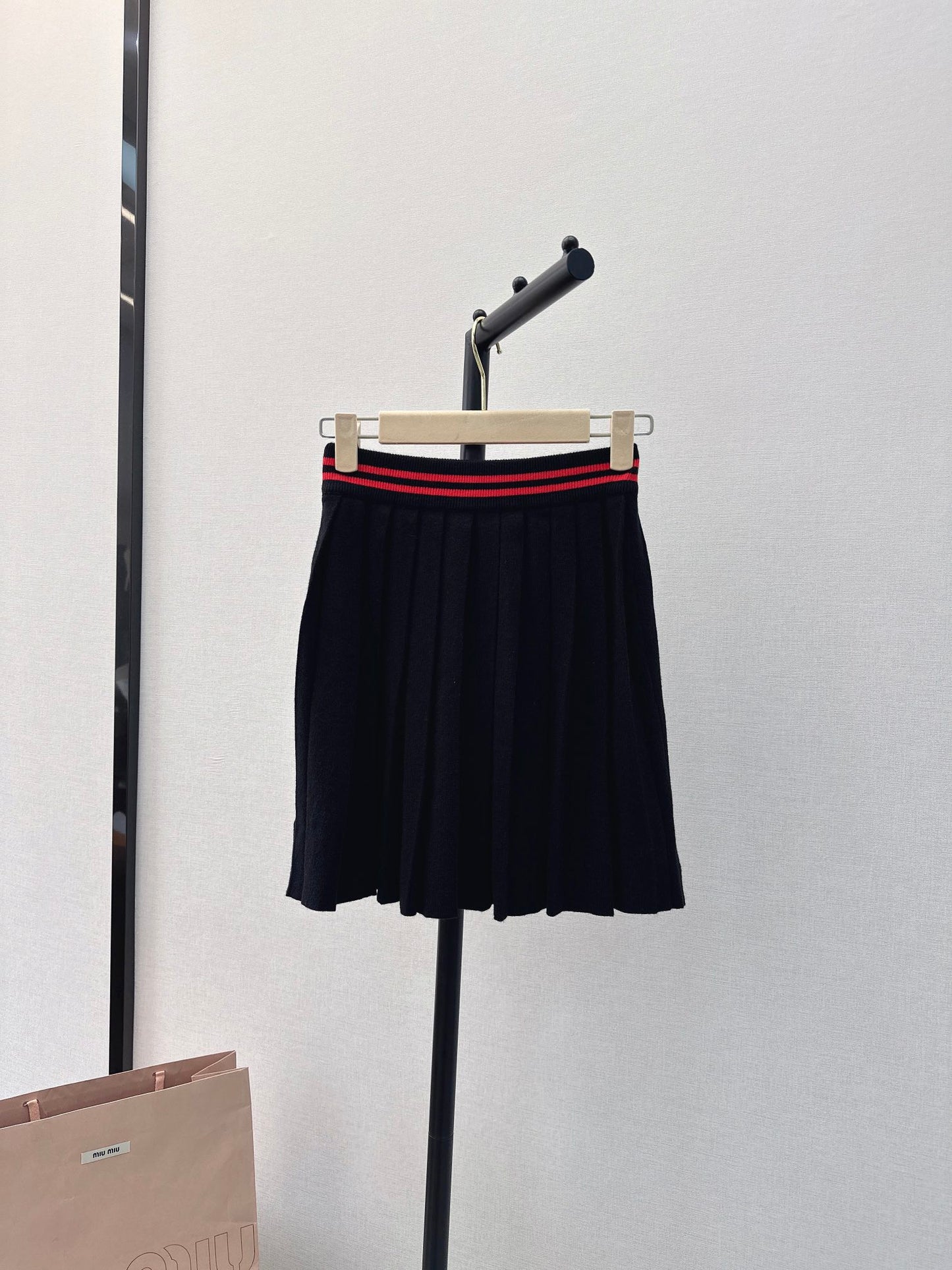 穆Ｍ家-2404 春夏最新款針織套裝經典圓領套頭毛衣+百褶半裙 黑色