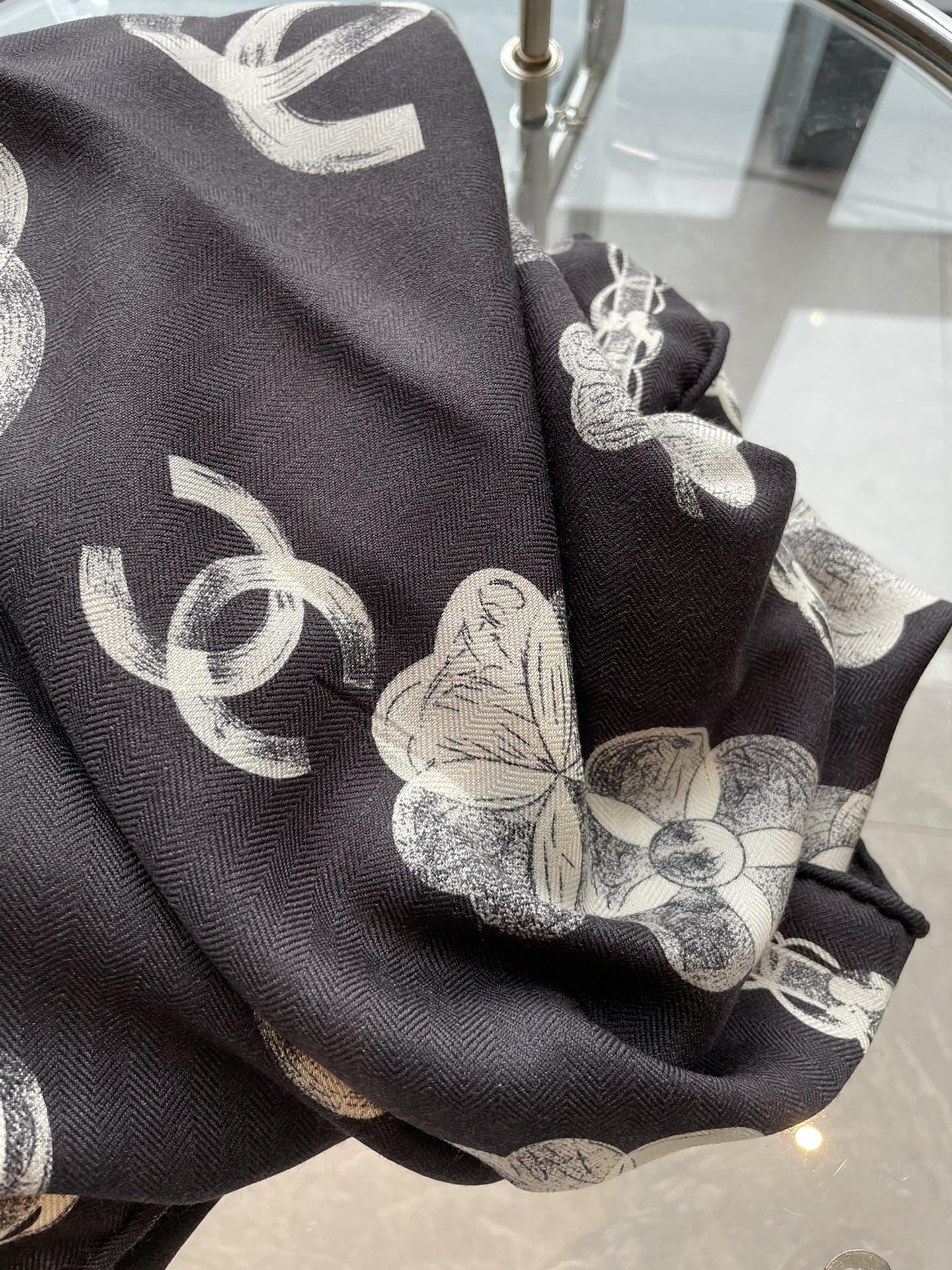 小香家-2024 山茶花絲絨長巾 65*185 黑