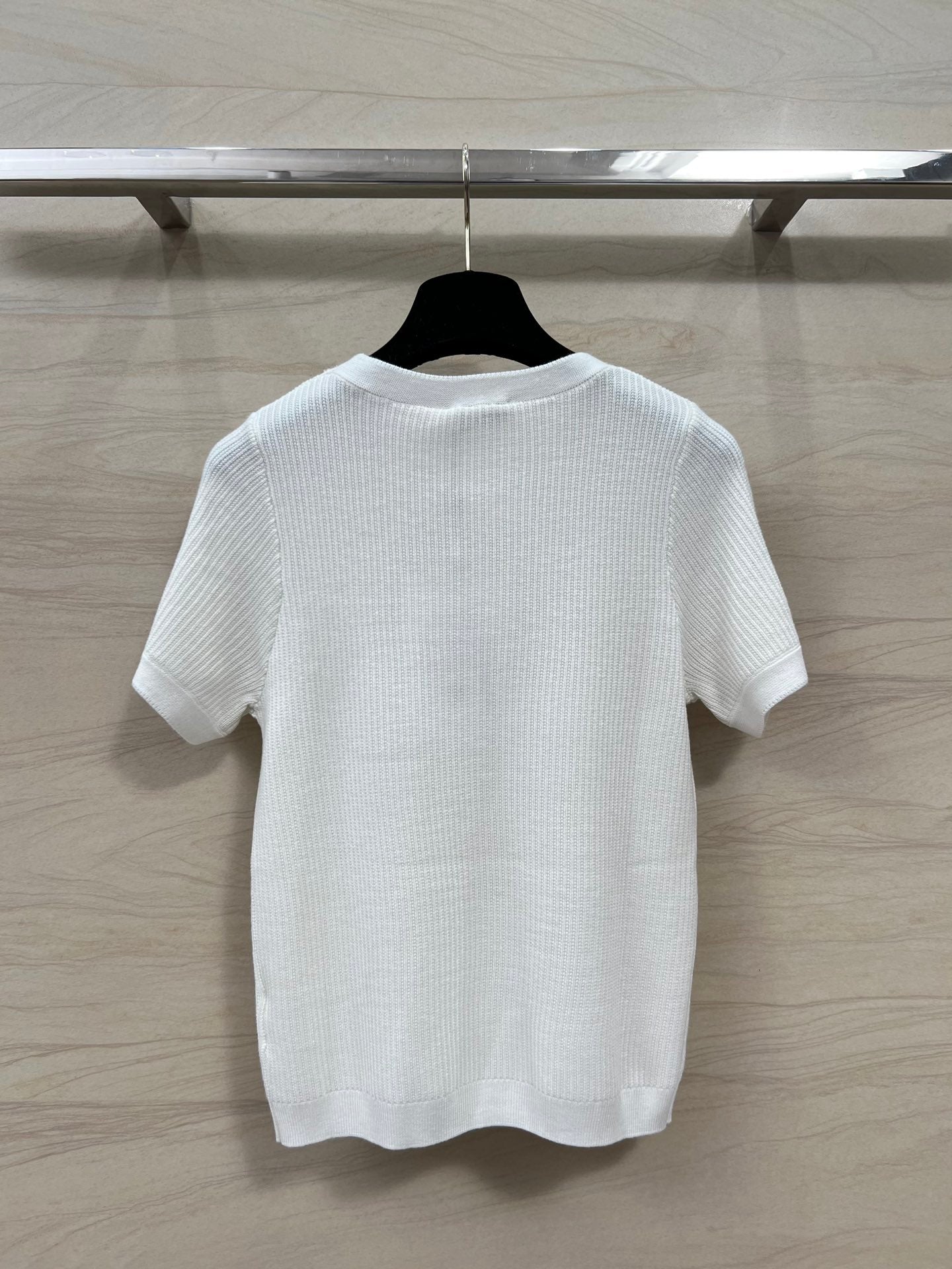 小香家-2403 口袋四葉草刺繡l針織短袖上衣 白色